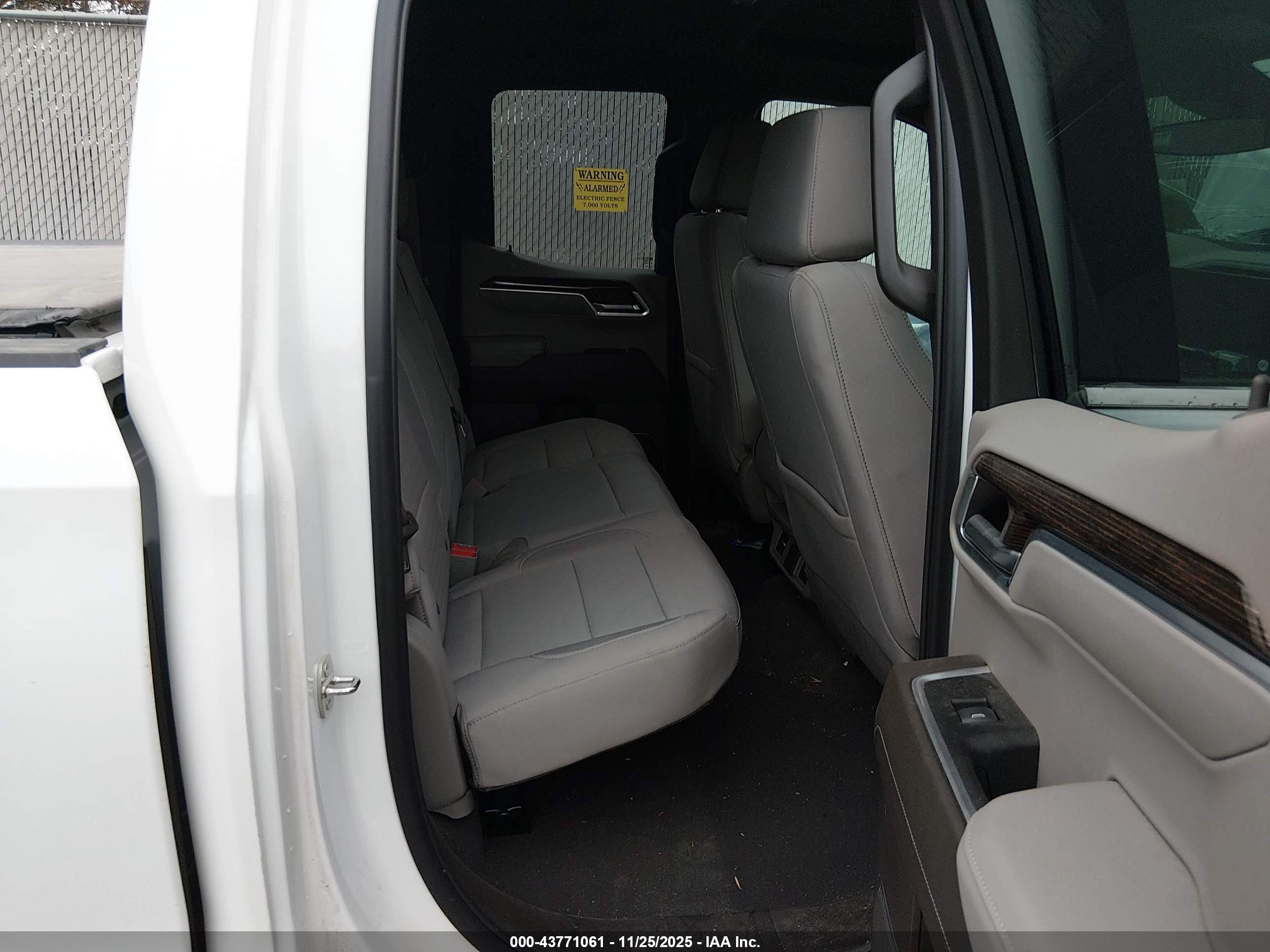 GMC SIERRA image 8