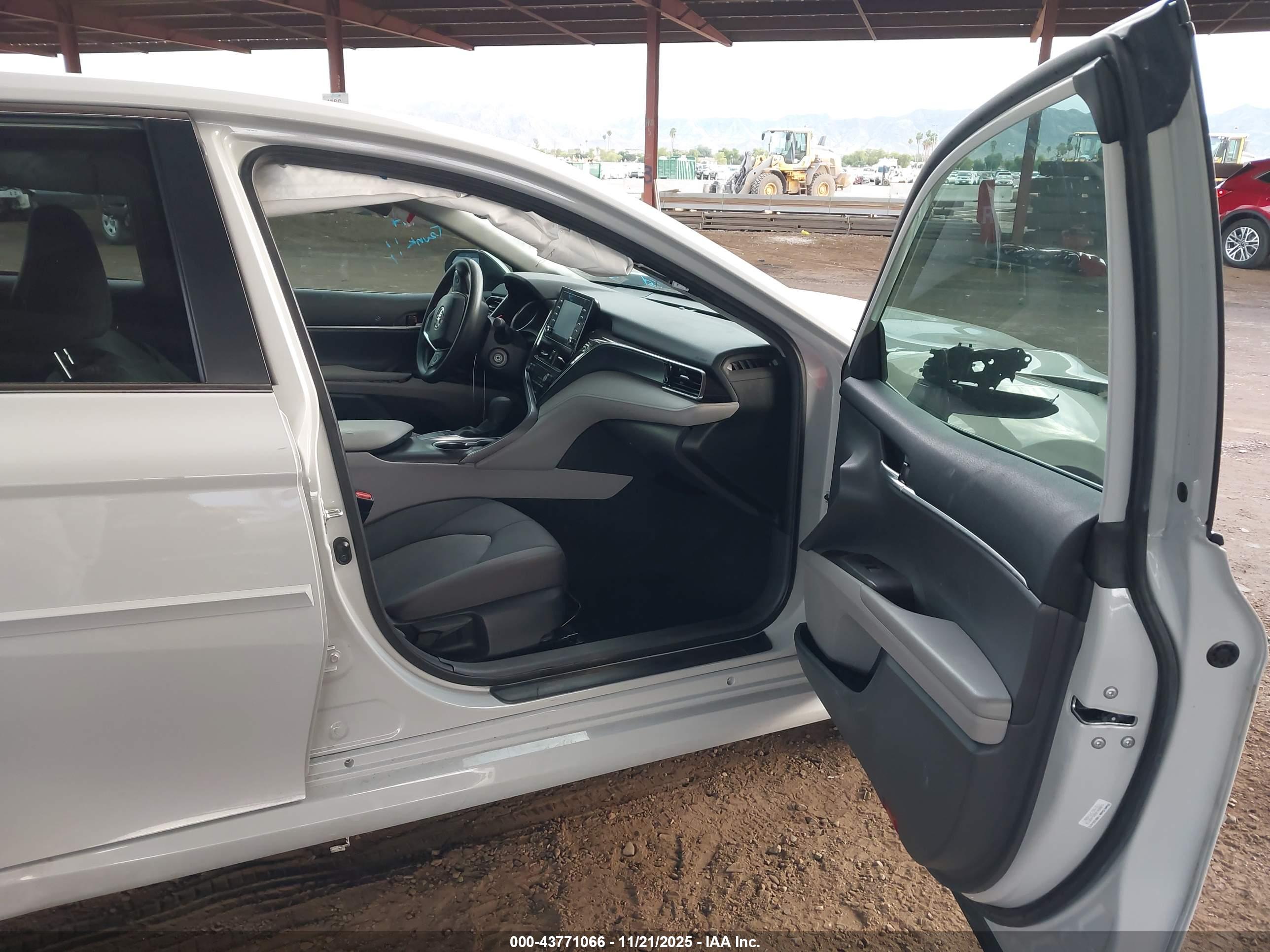 TOYOTA CAMRY image 5