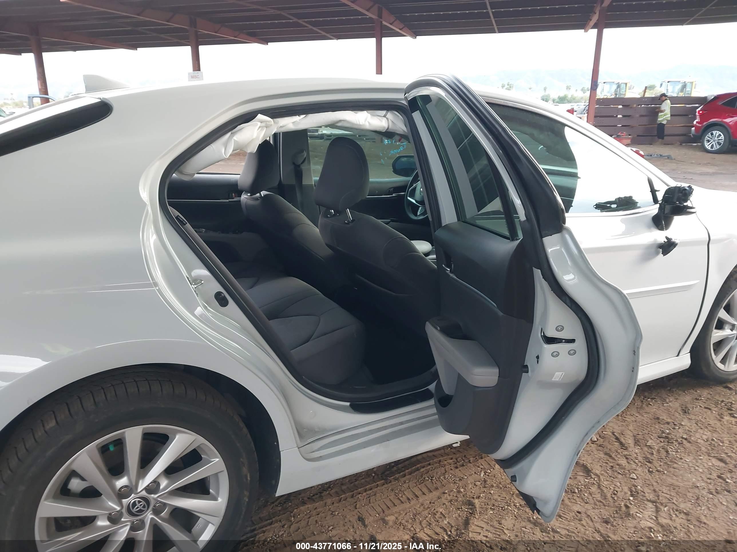 TOYOTA CAMRY image 8