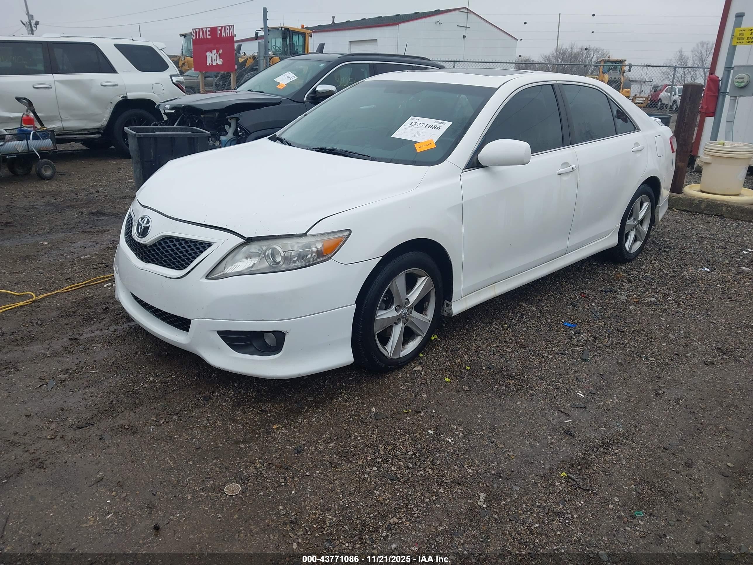 TOYOTA CAMRY image 2