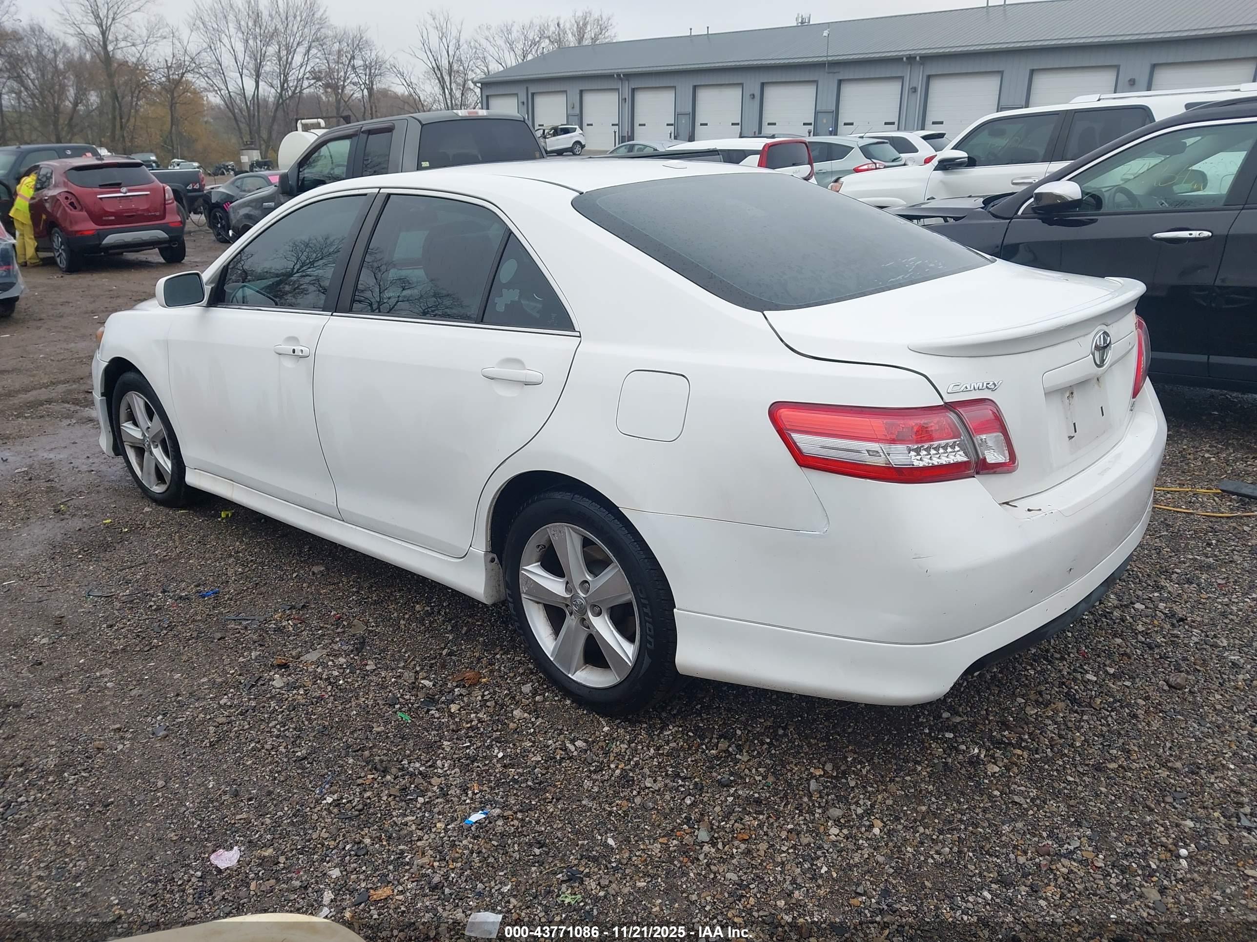 TOYOTA CAMRY image 3