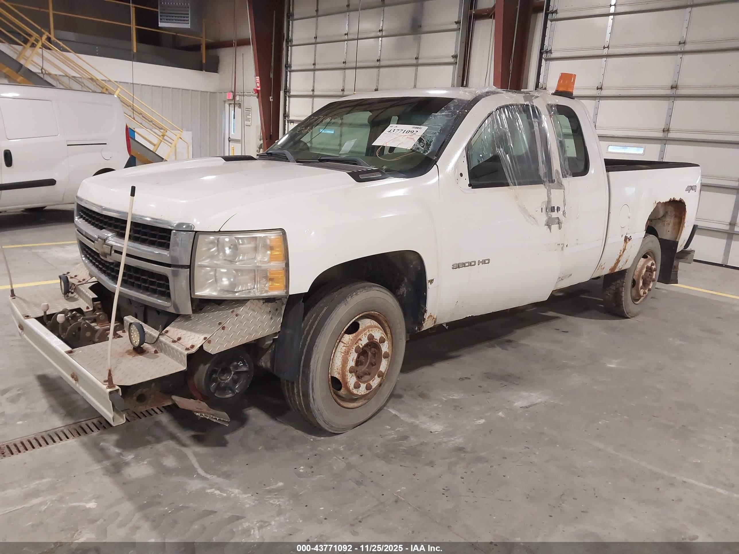 CHEVROLET SILVERADO image 2