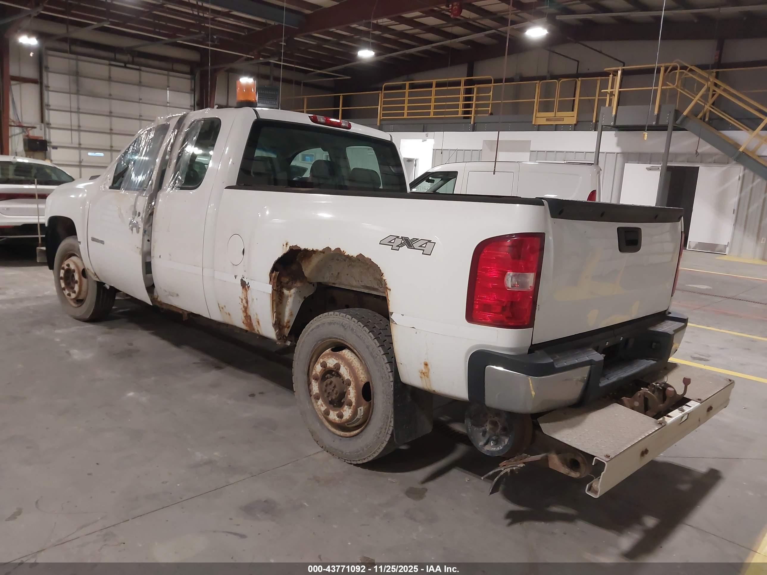 CHEVROLET SILVERADO image 3