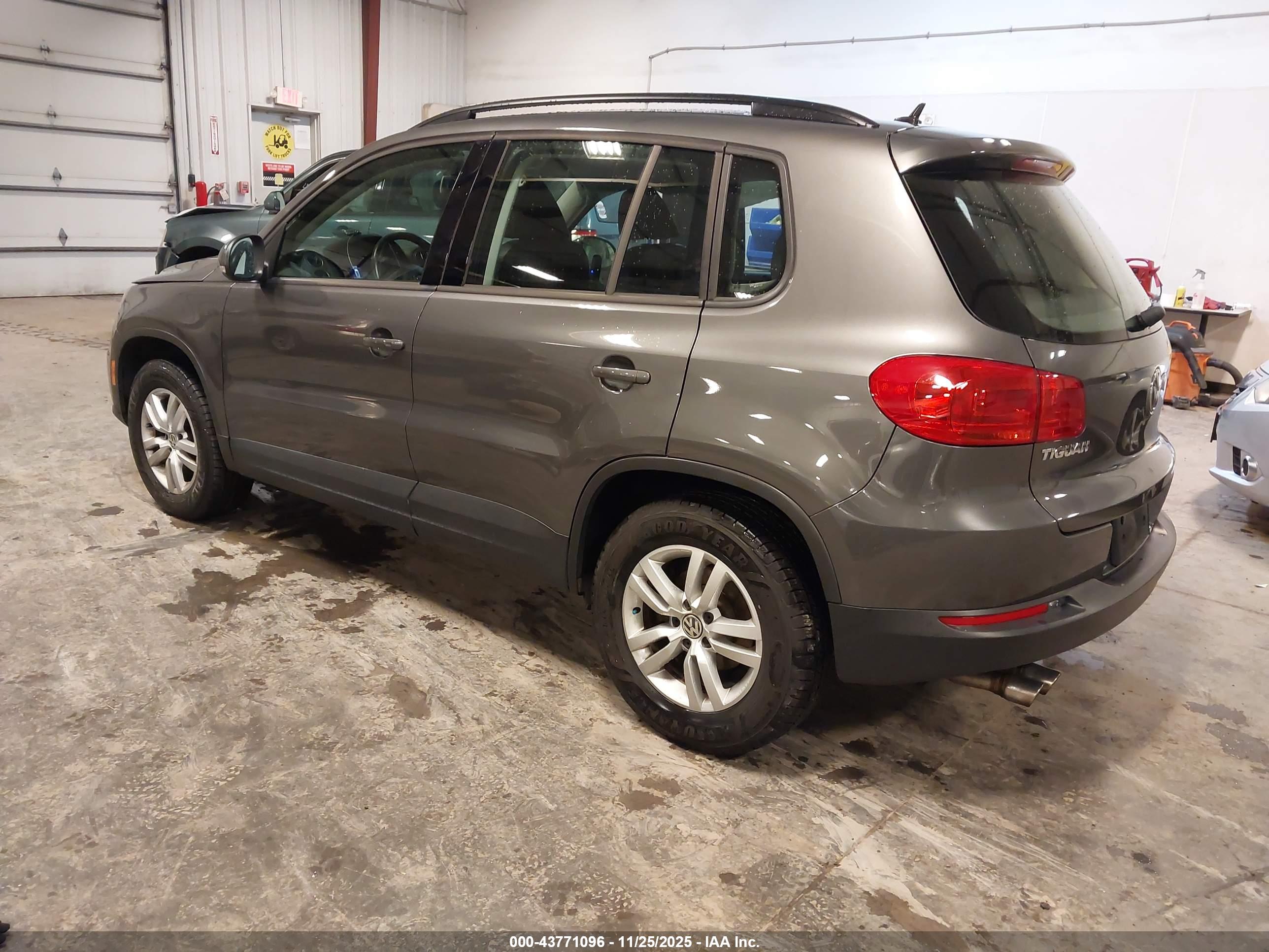 VOLKSWAGEN TIGUAN image 3