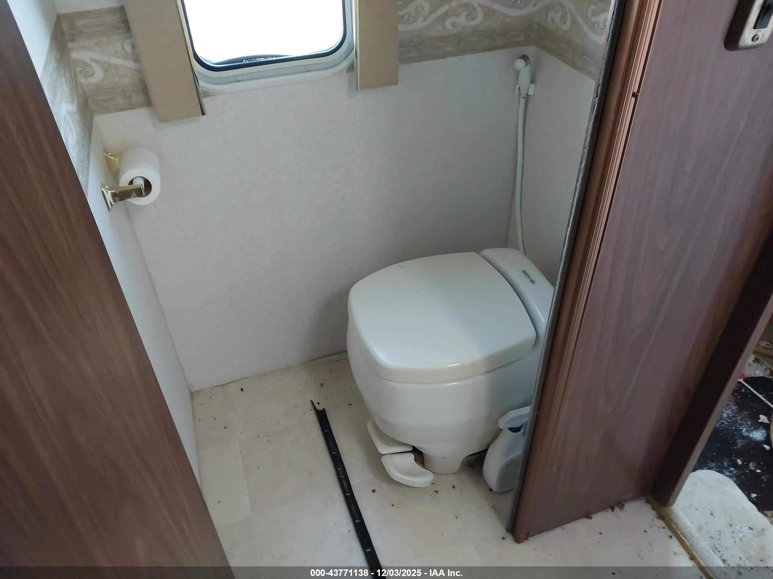 NATIONAL RV image 10