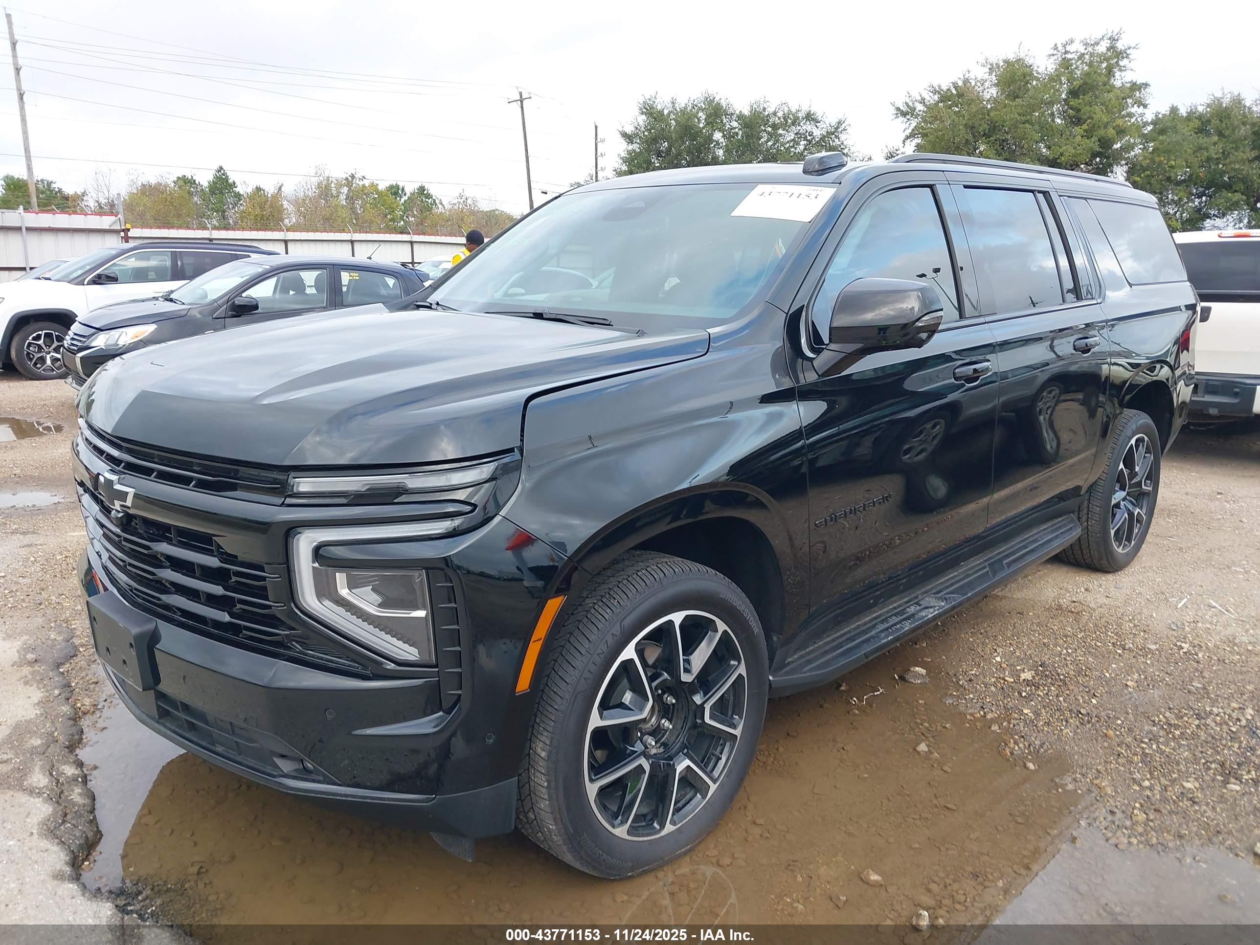 CHEVROLET SUBURBAN image 2