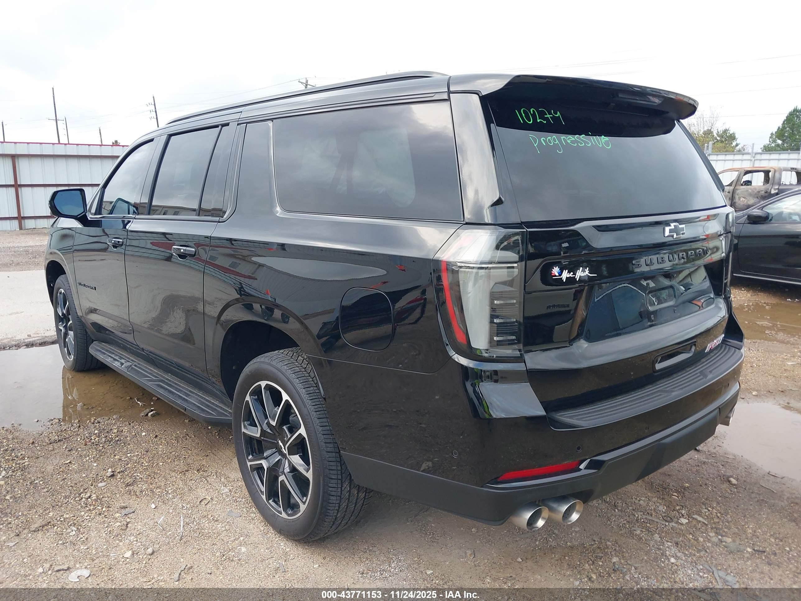 CHEVROLET SUBURBAN image 3