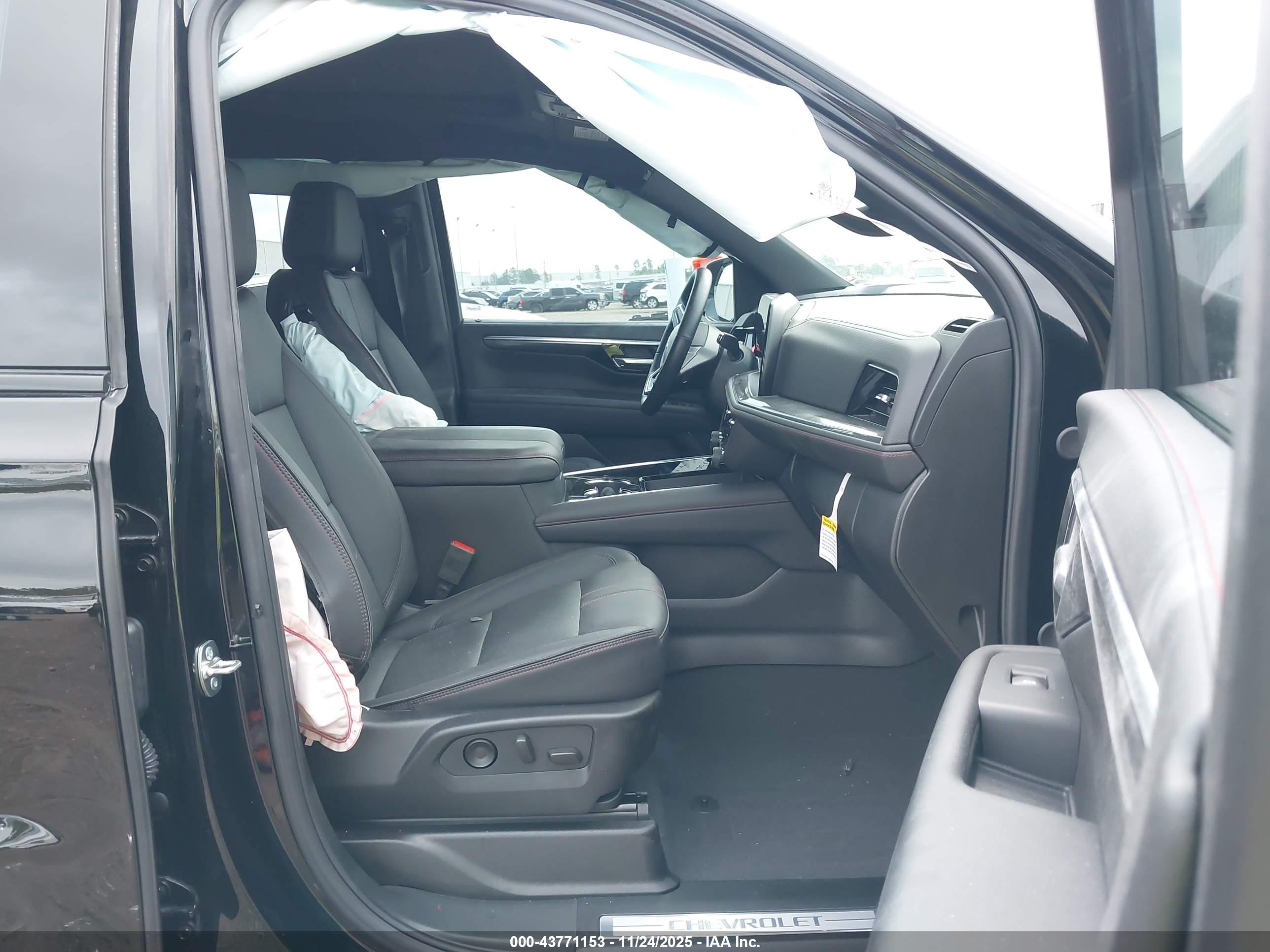 CHEVROLET SUBURBAN image 5