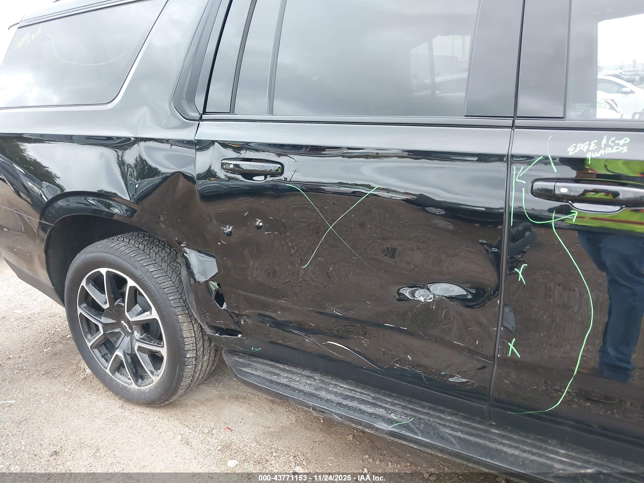 CHEVROLET SUBURBAN image 6