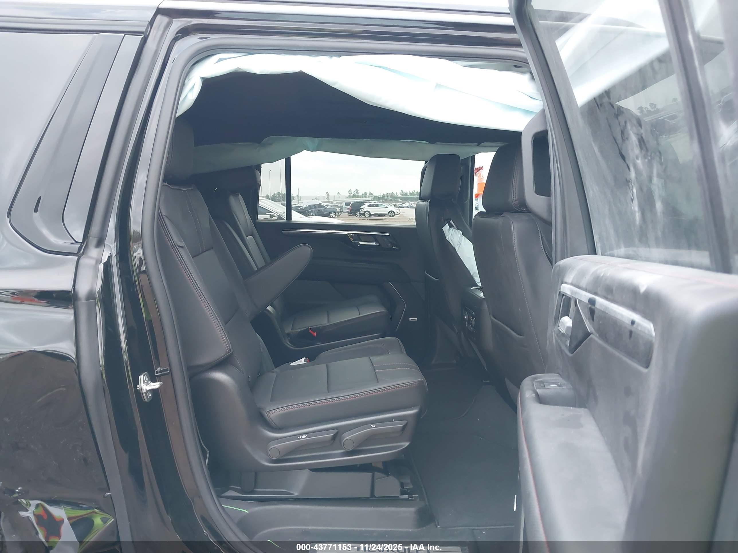 CHEVROLET SUBURBAN image 8