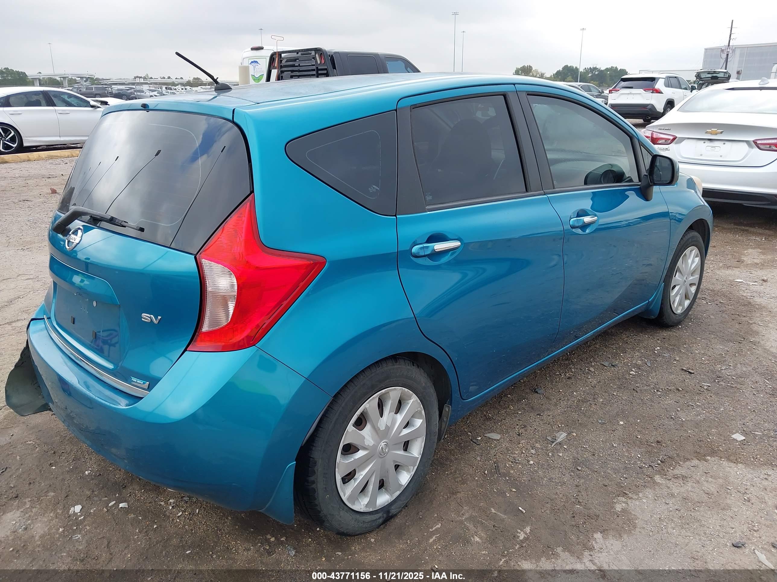 NISSAN VERSA image 4