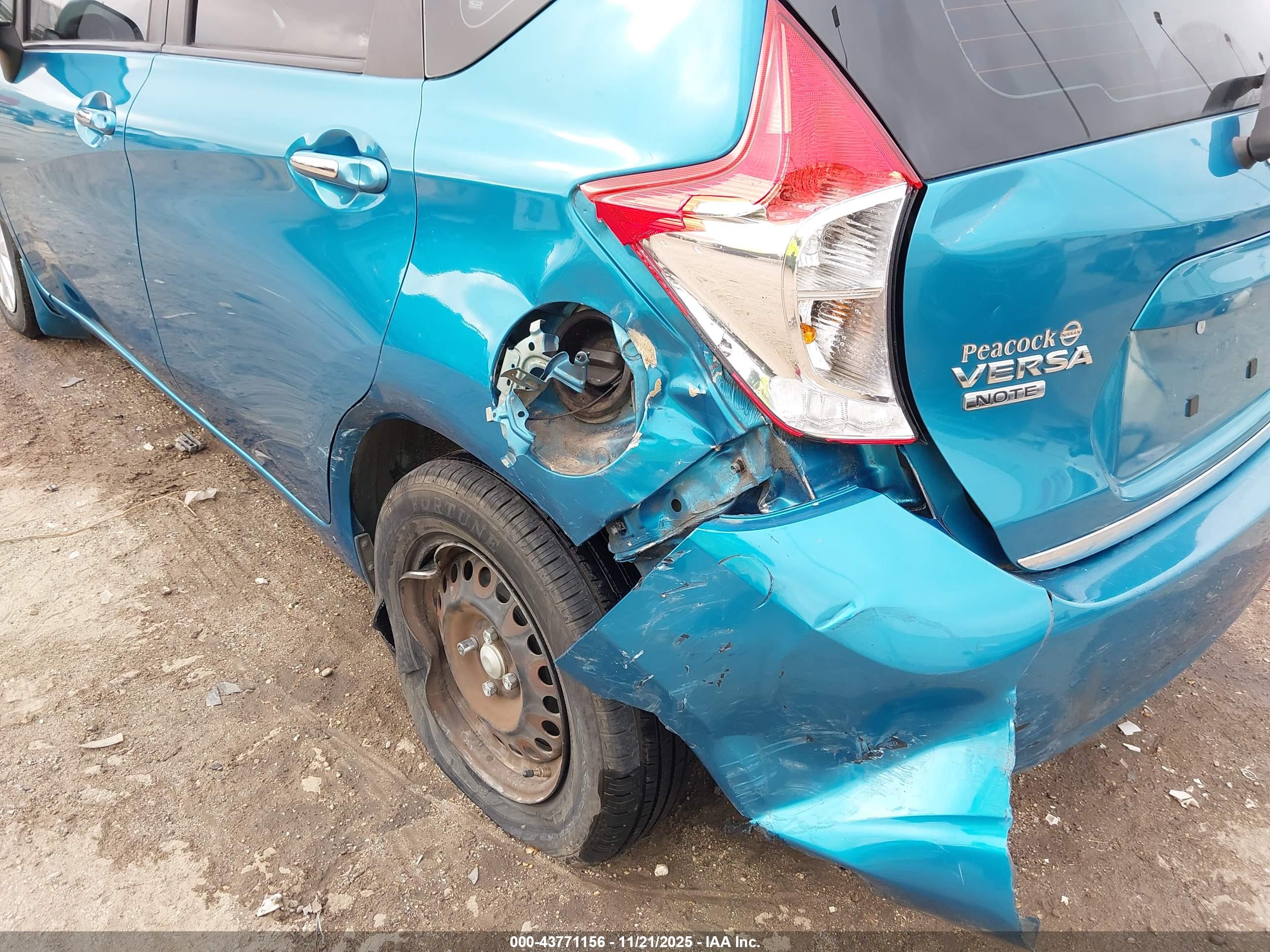 NISSAN VERSA image 6