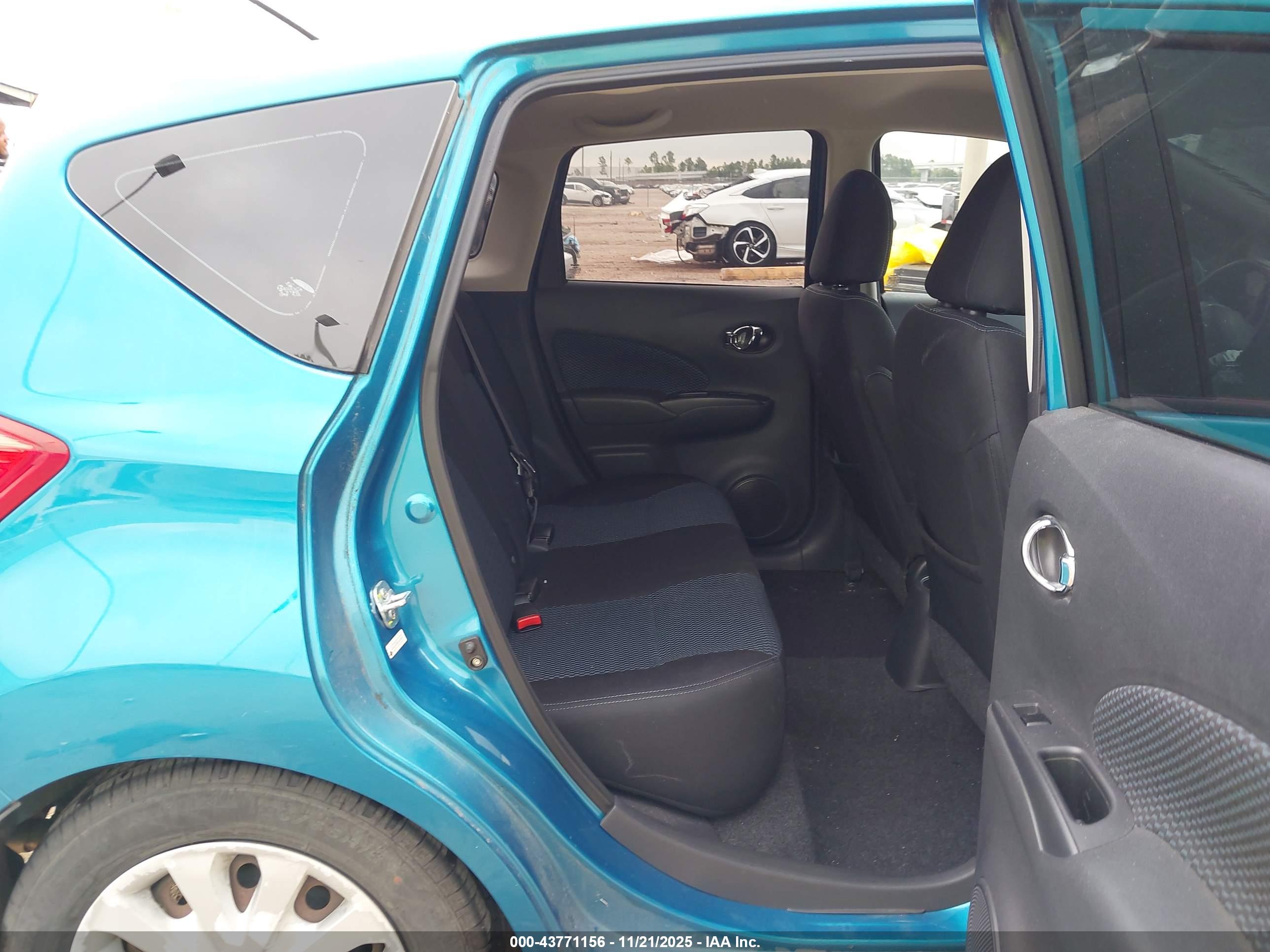 NISSAN VERSA image 8
