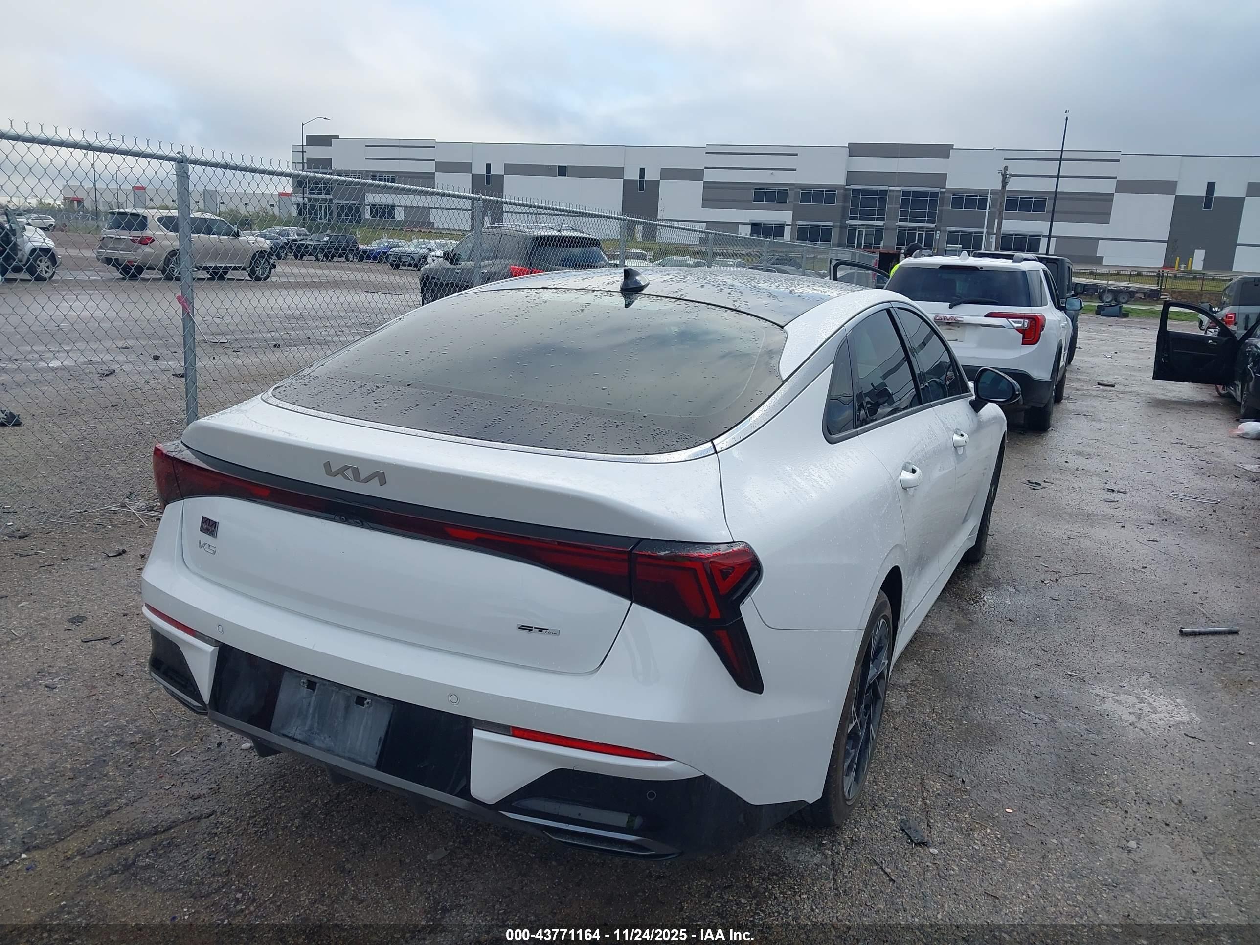 KIA K5 image 4