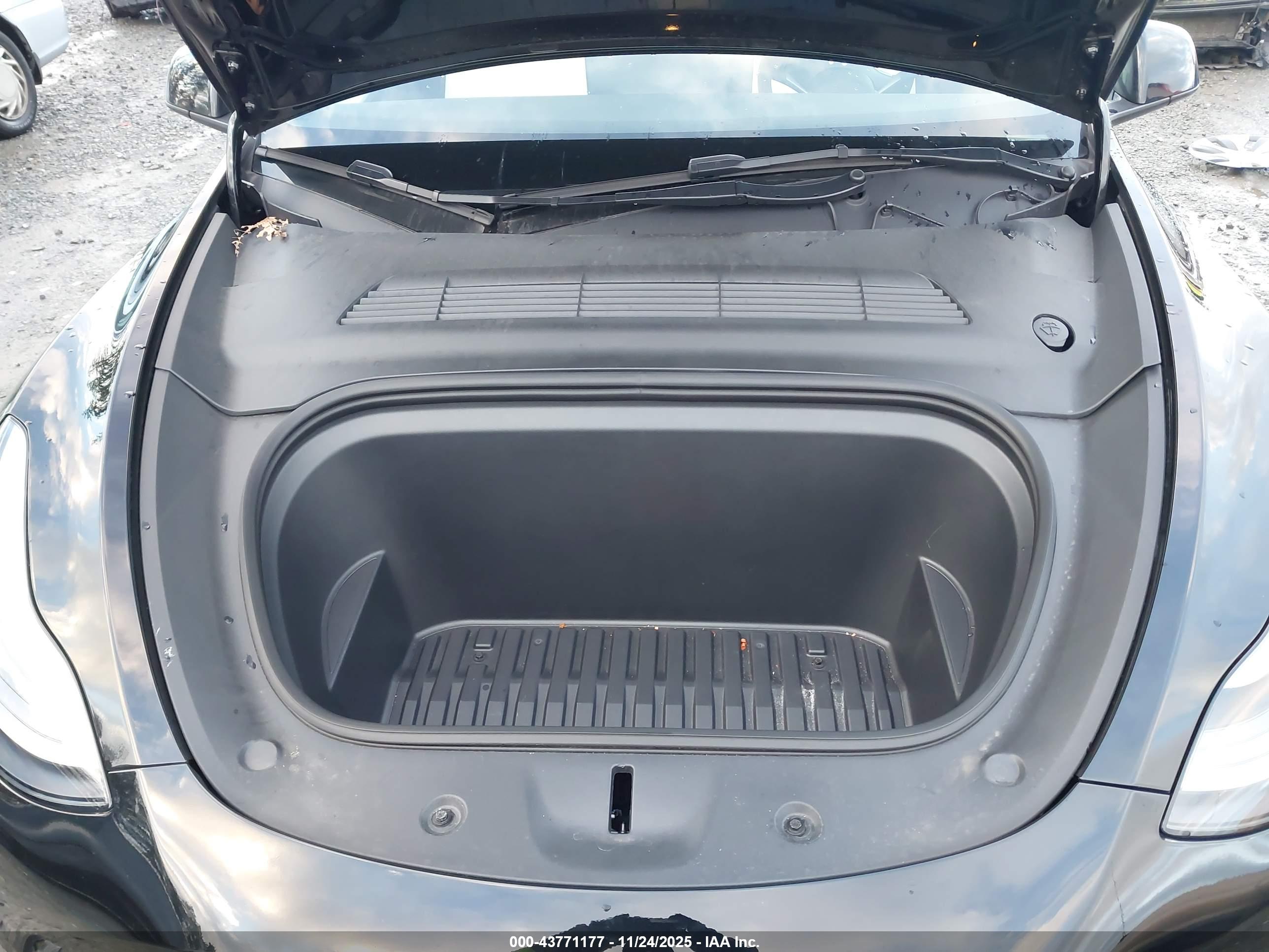 TESLA MODEL image 10