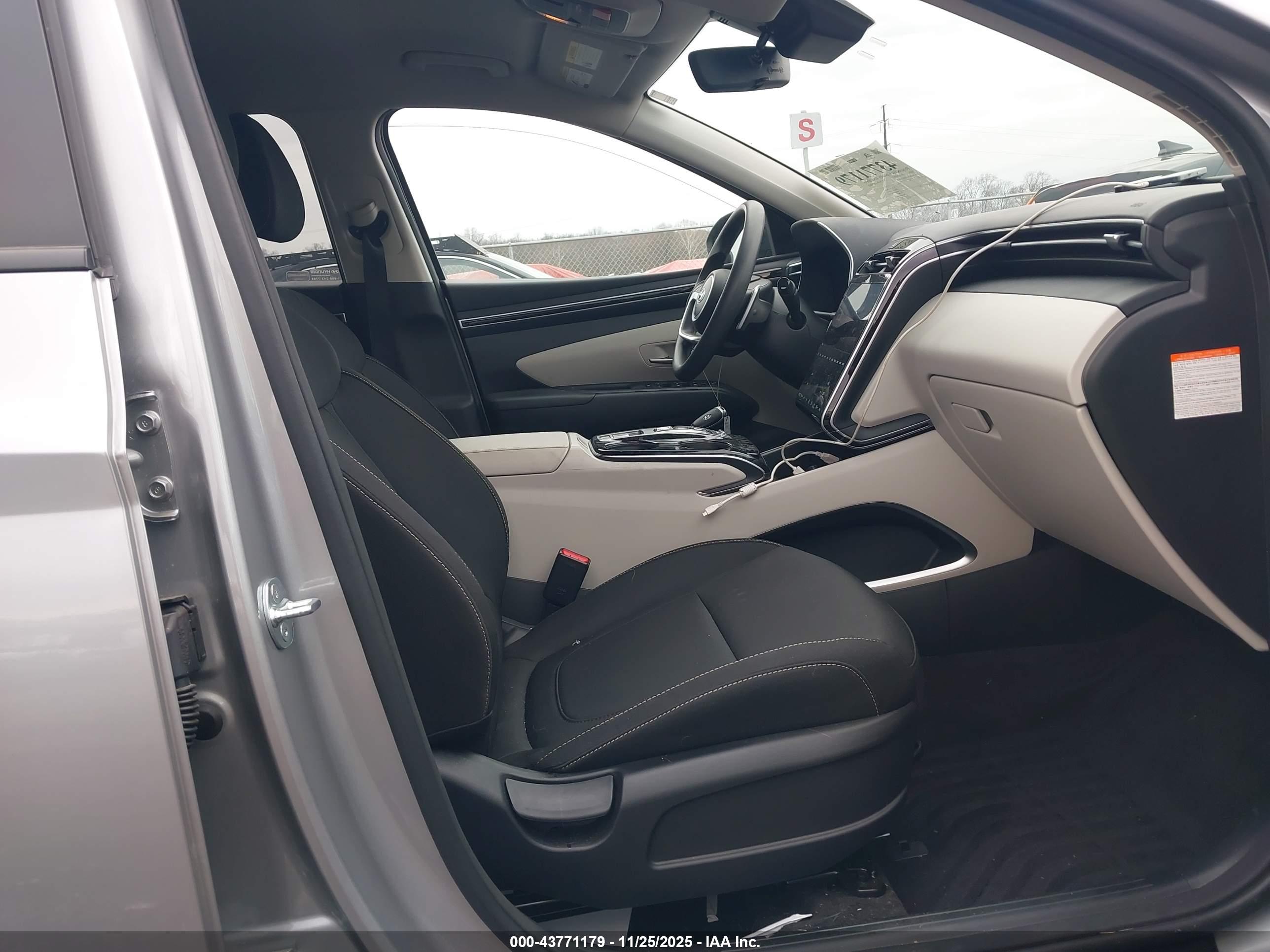 HYUNDAI TUCSON image 5
