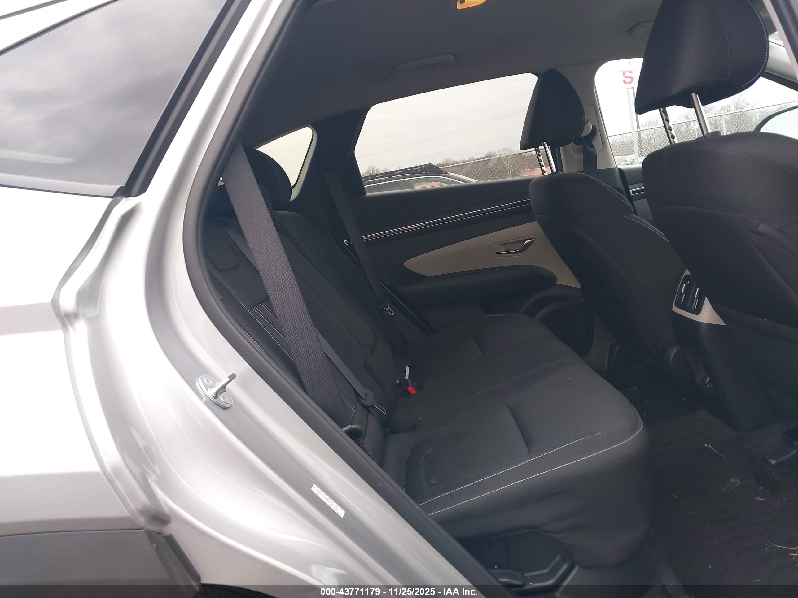 HYUNDAI TUCSON image 8
