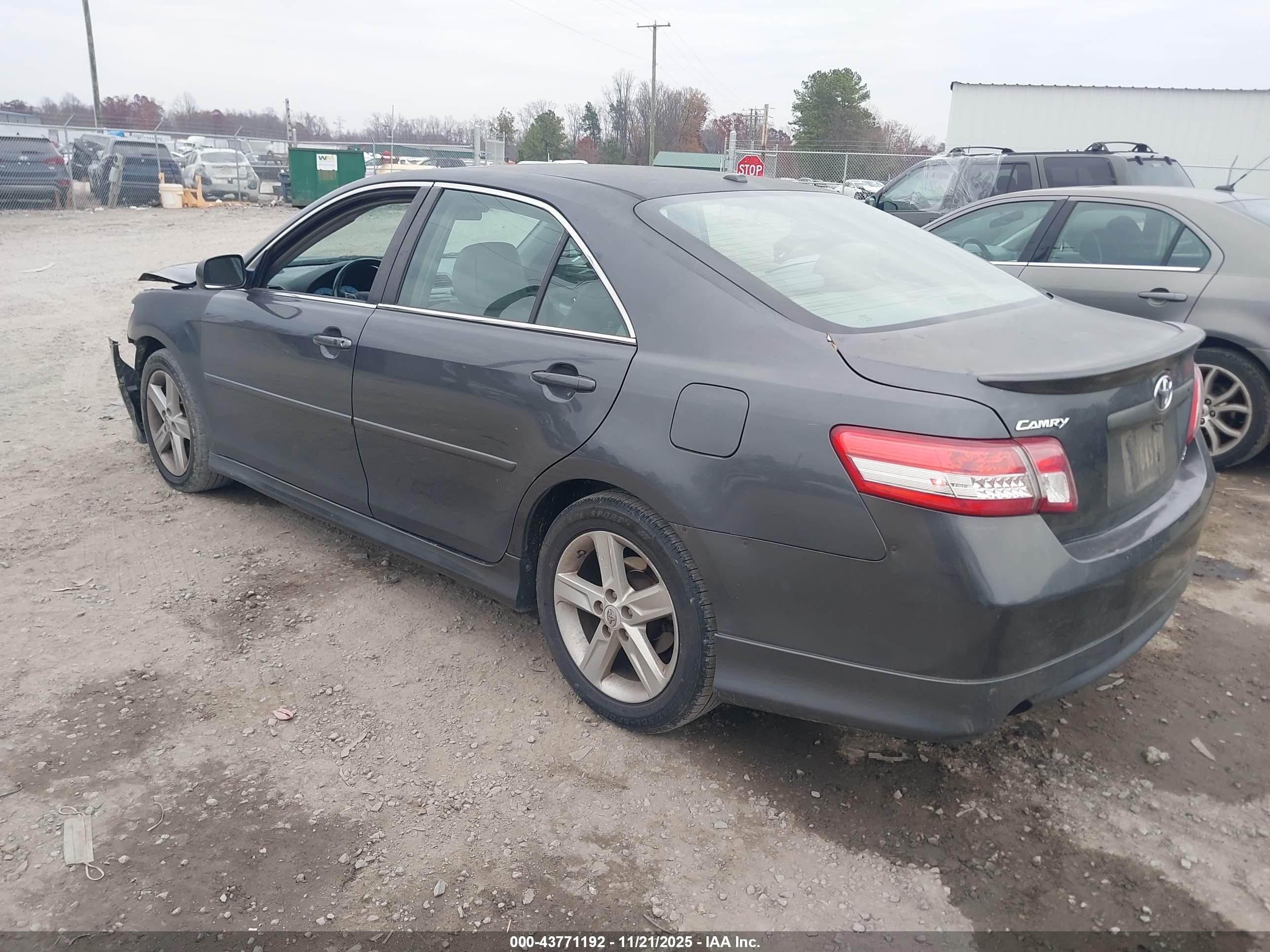 TOYOTA CAMRY image 3