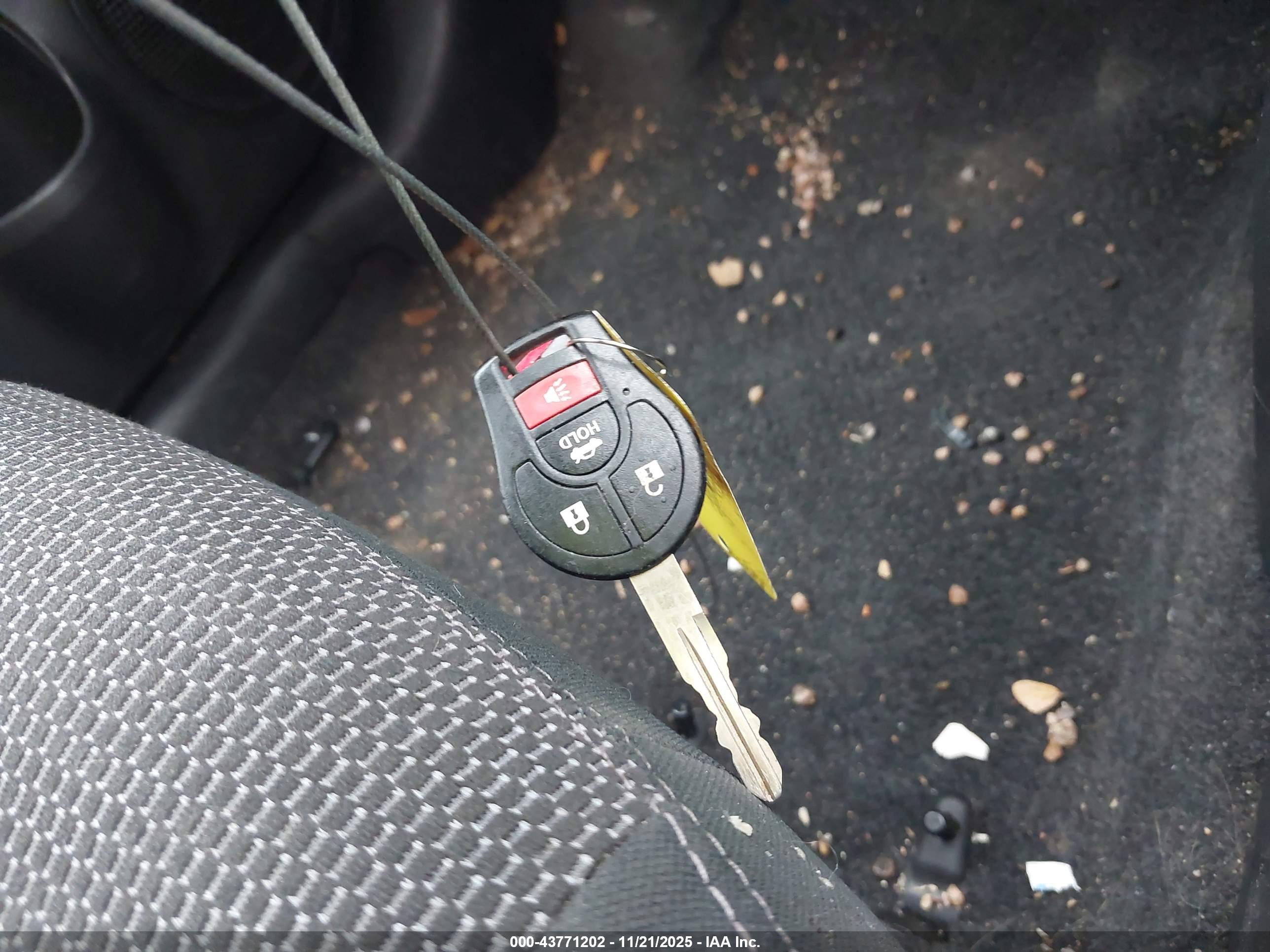 NISSAN VERSA image 11