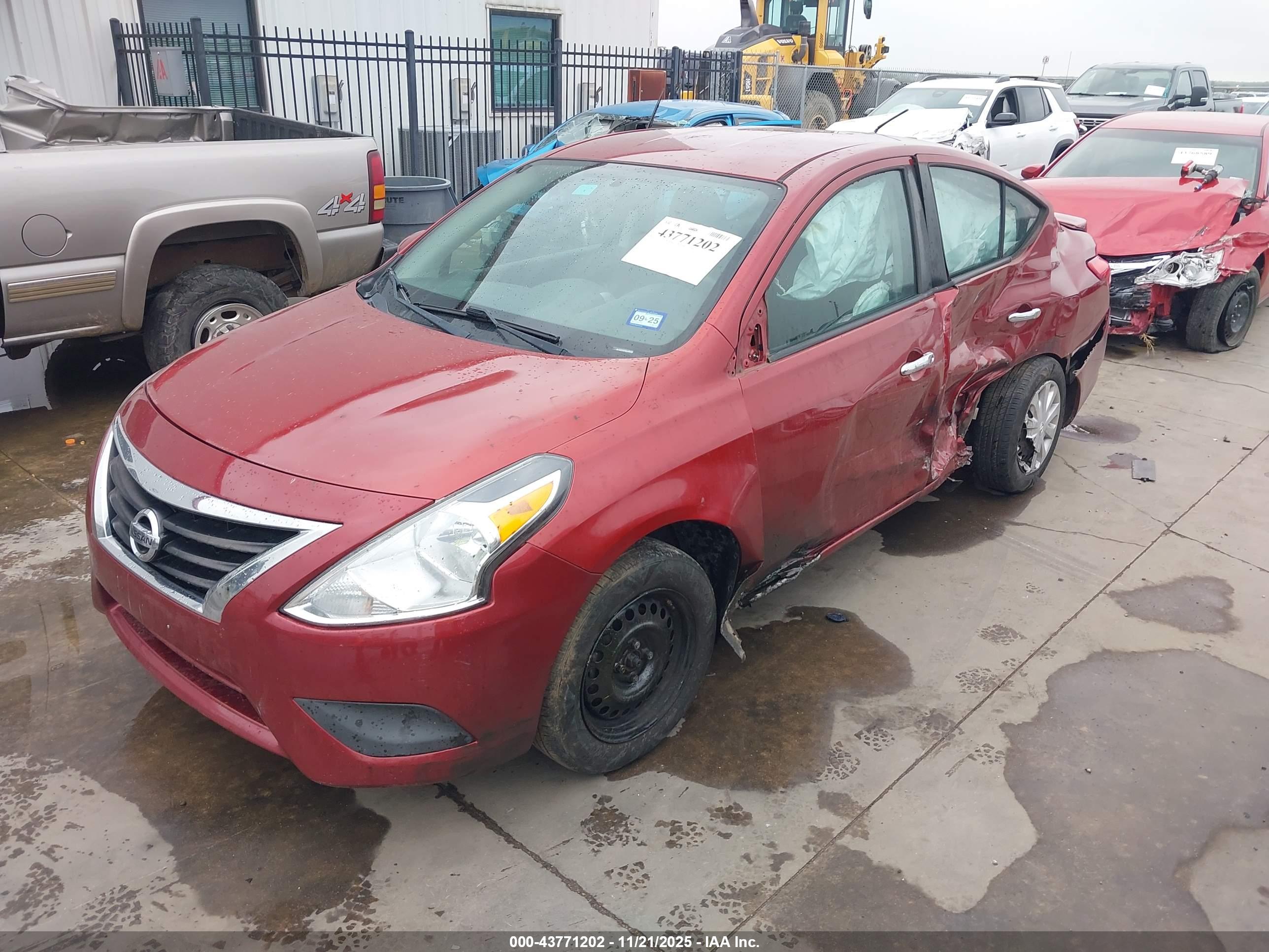 NISSAN VERSA image 2
