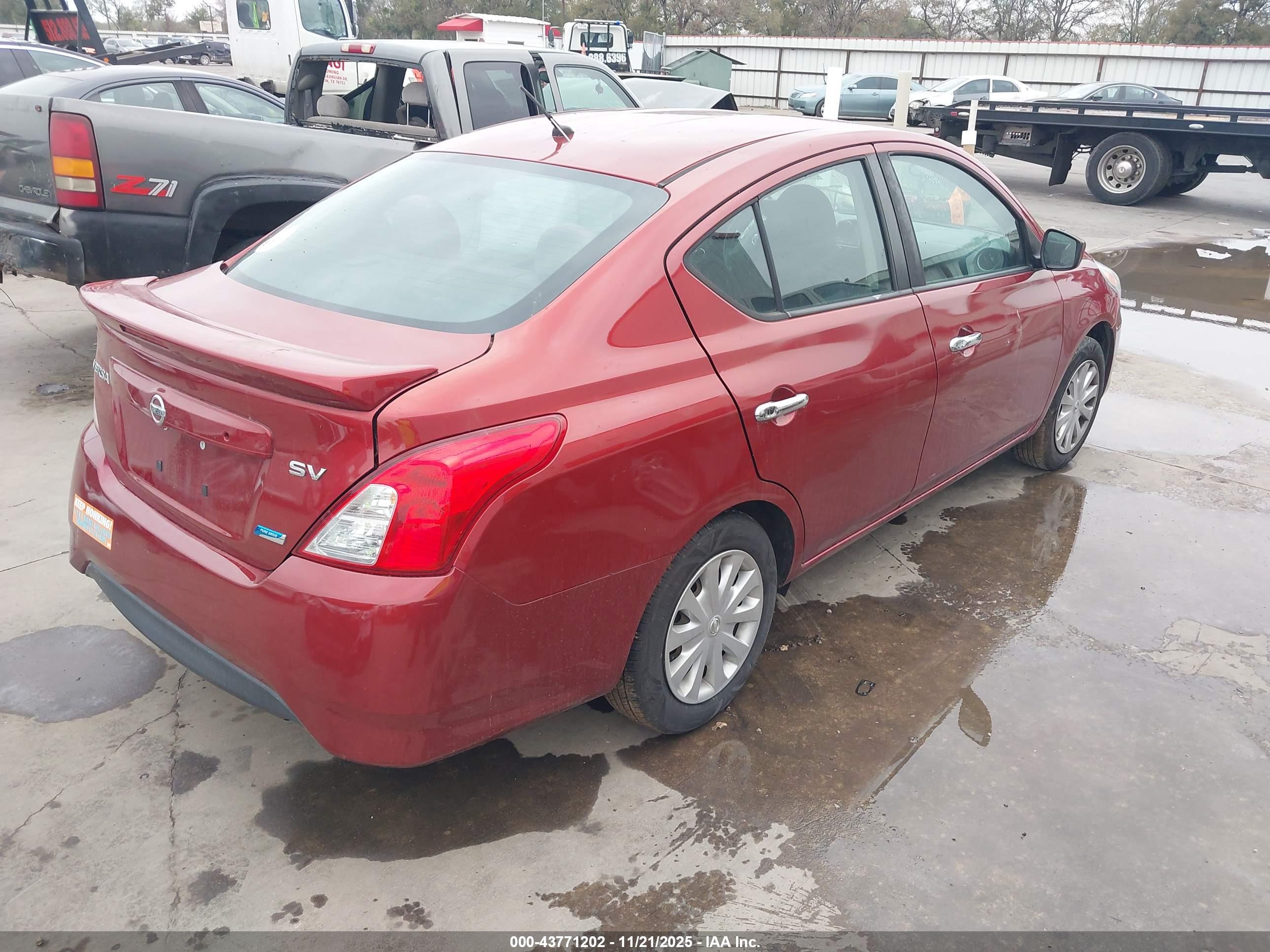 NISSAN VERSA image 4