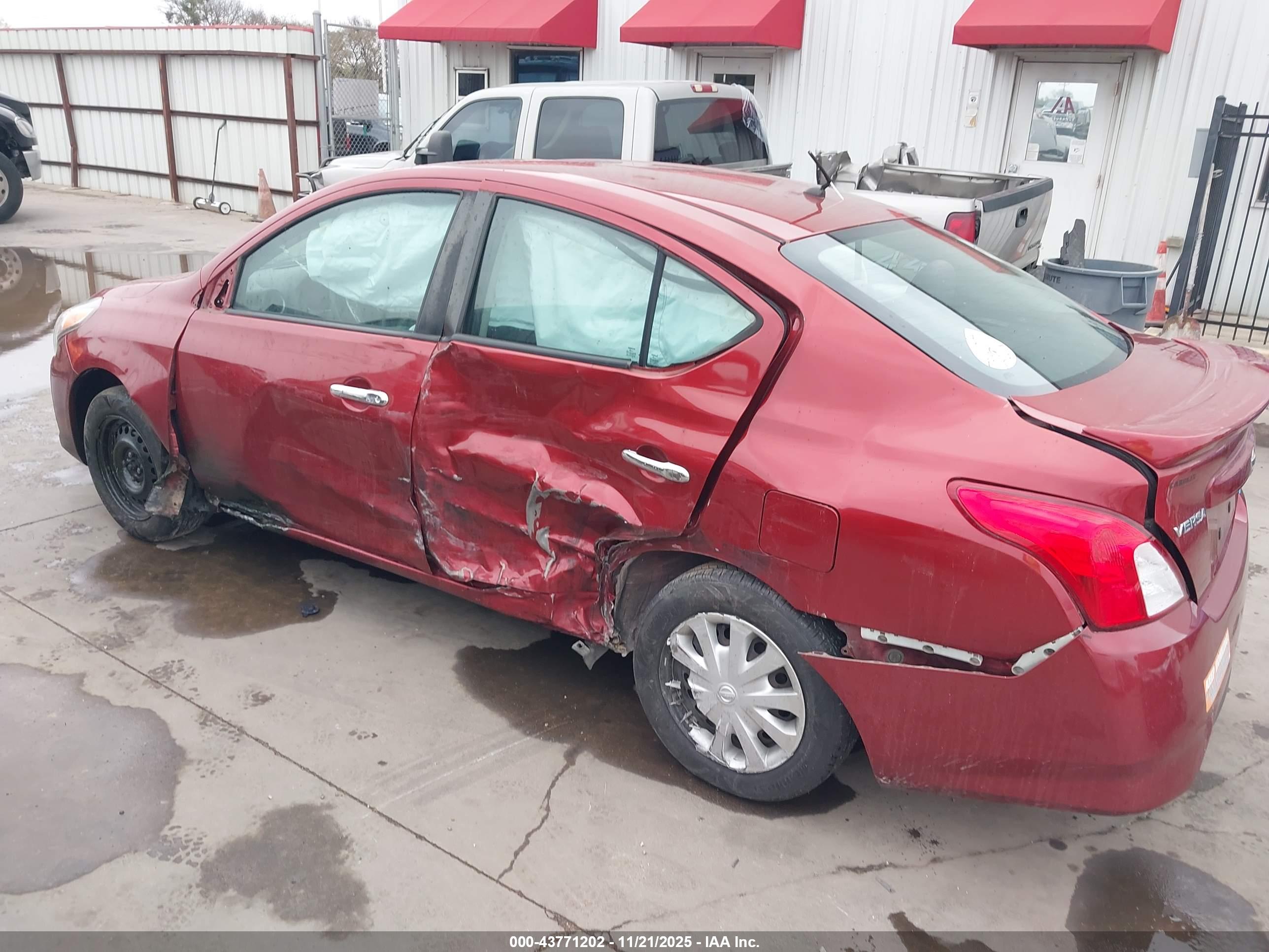 NISSAN VERSA image 6