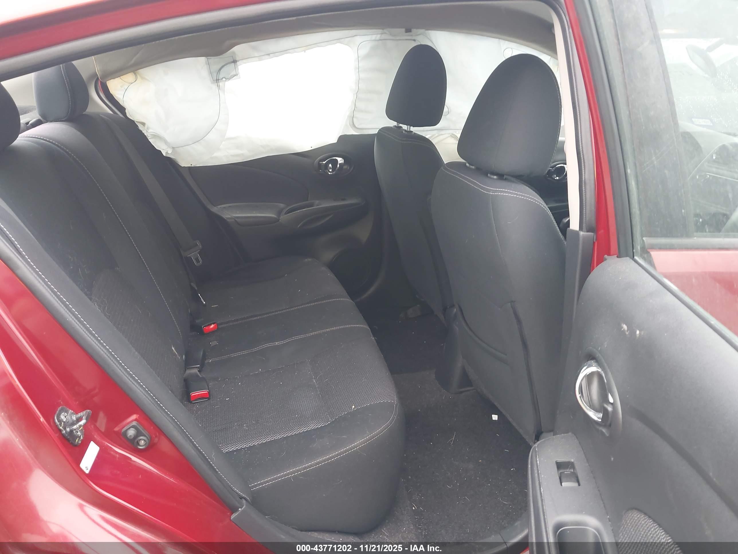 NISSAN VERSA image 8