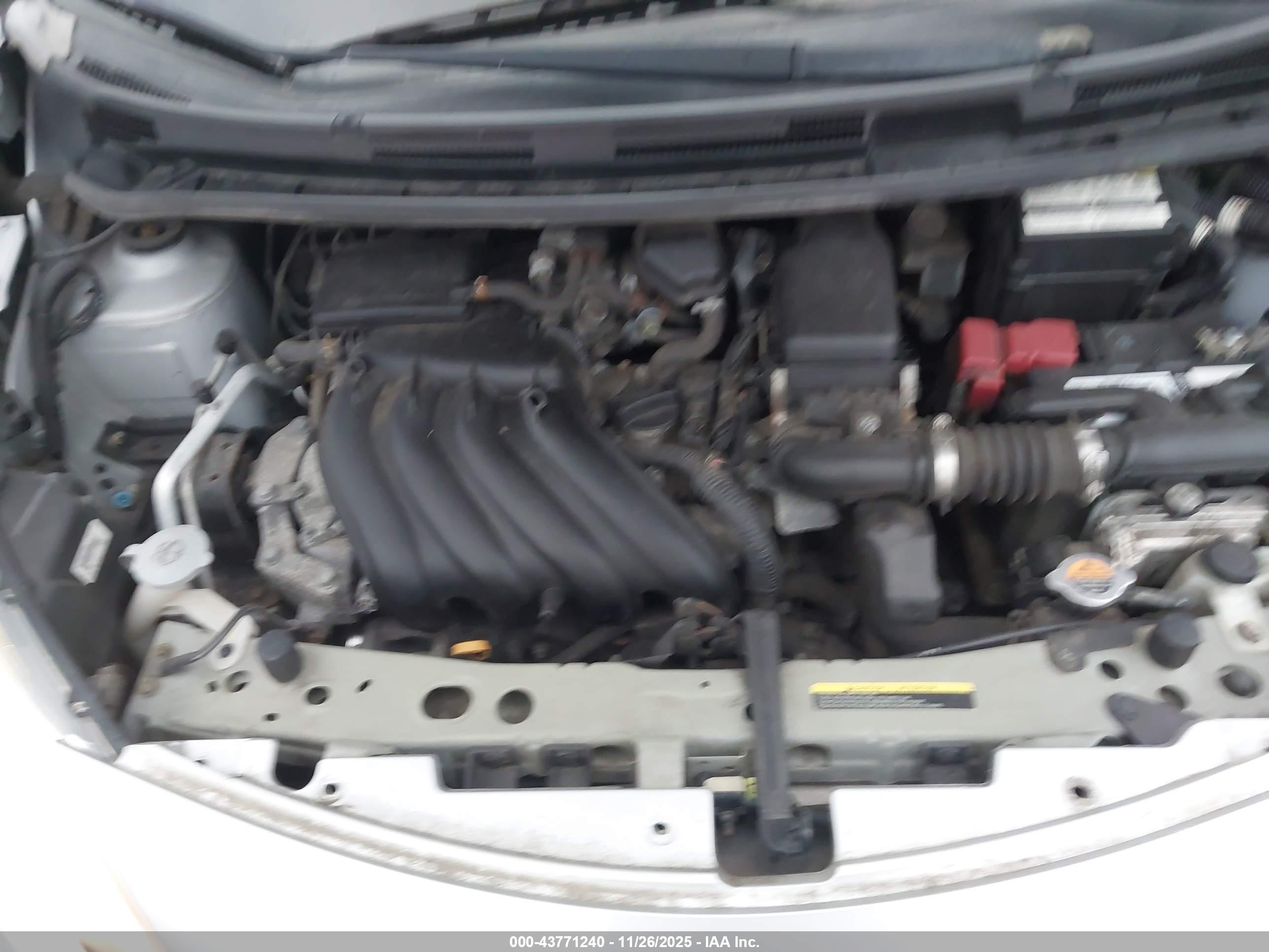 NISSAN VERSA image 10