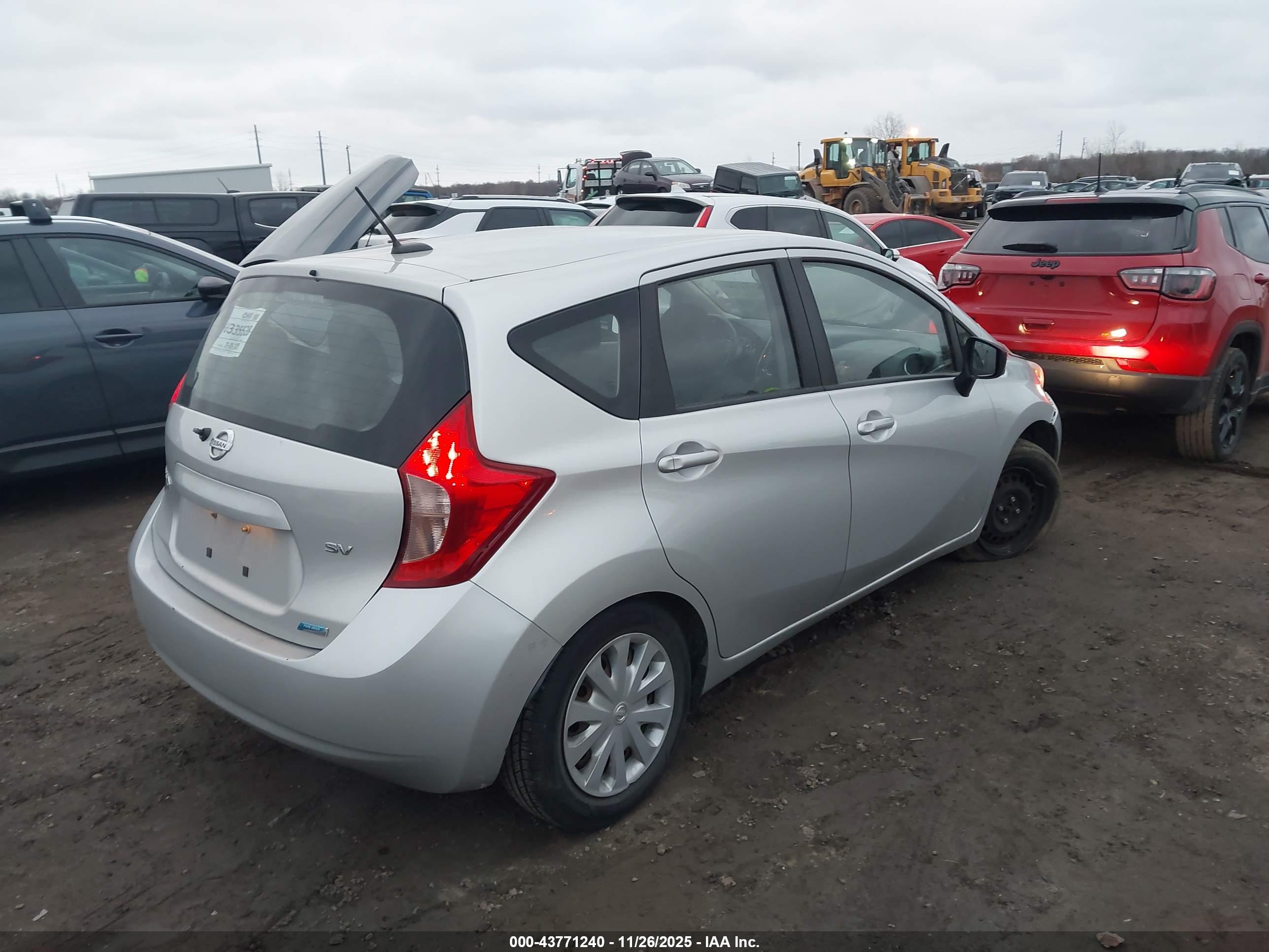 NISSAN VERSA image 4