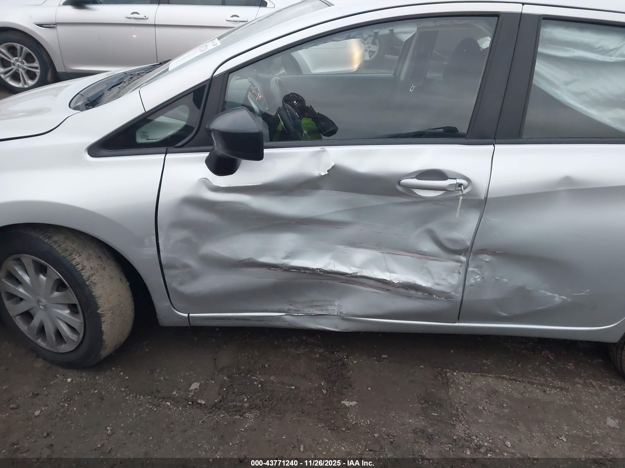 NISSAN VERSA image 6