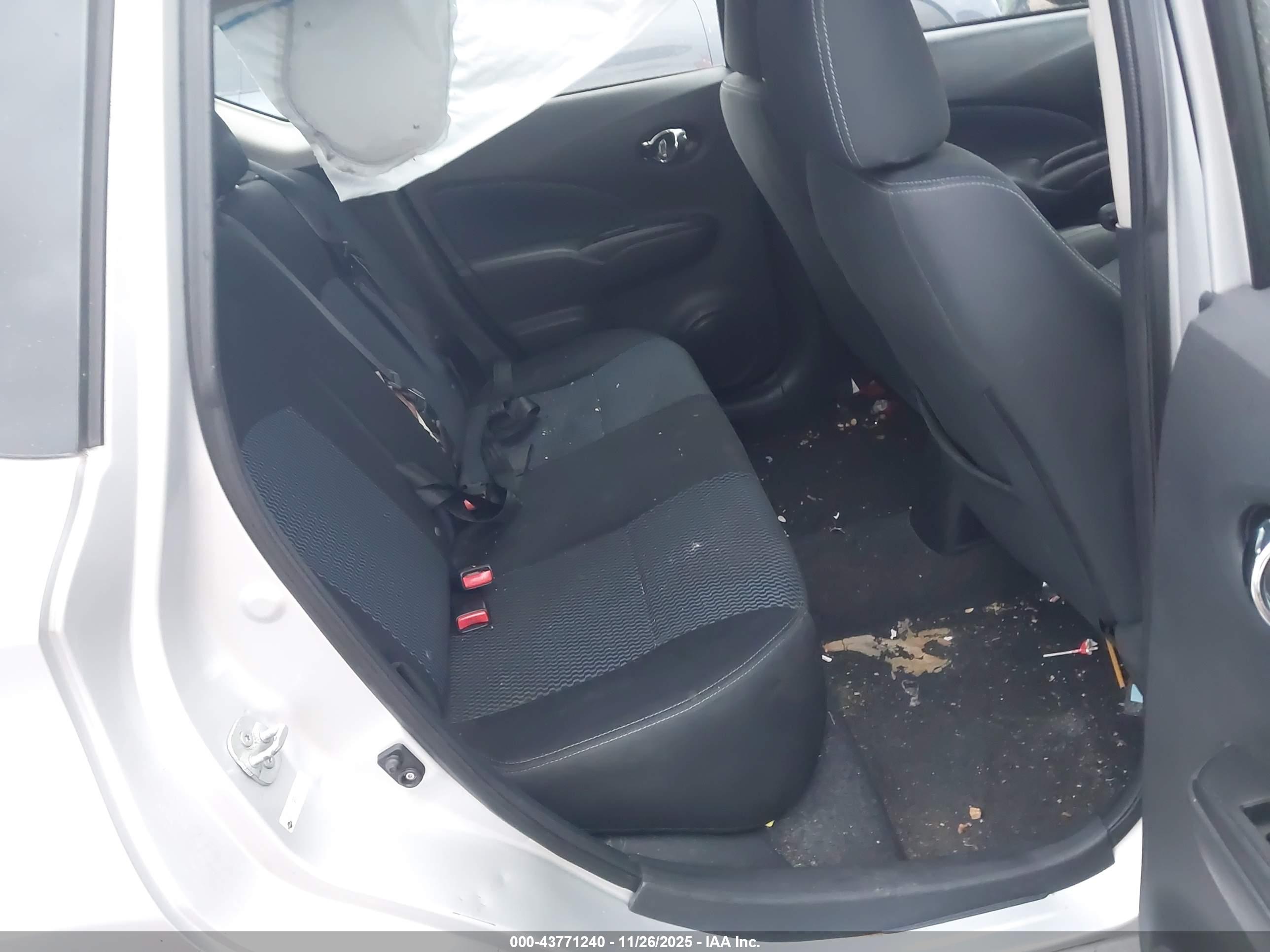 NISSAN VERSA image 8