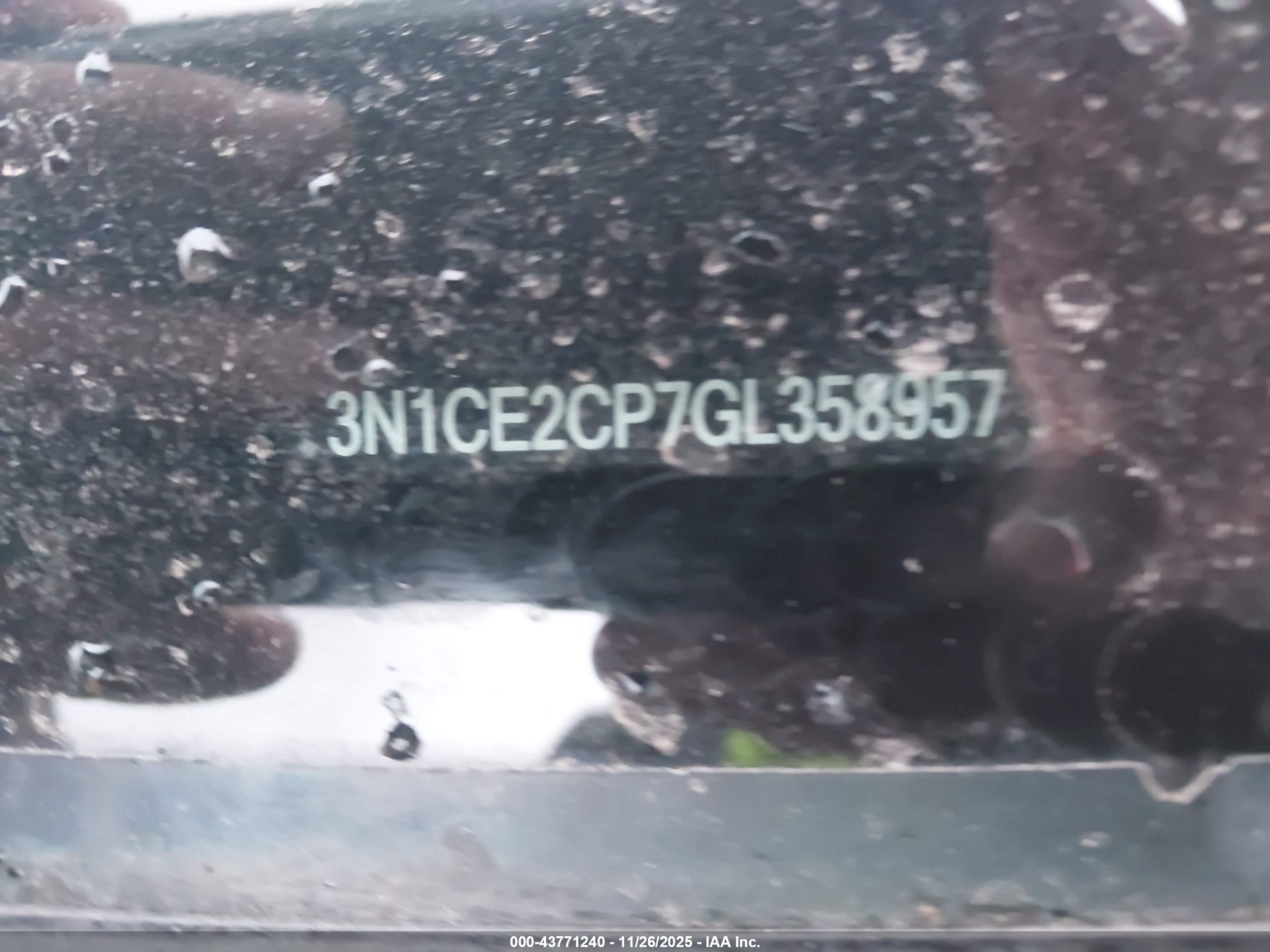 NISSAN VERSA image 9