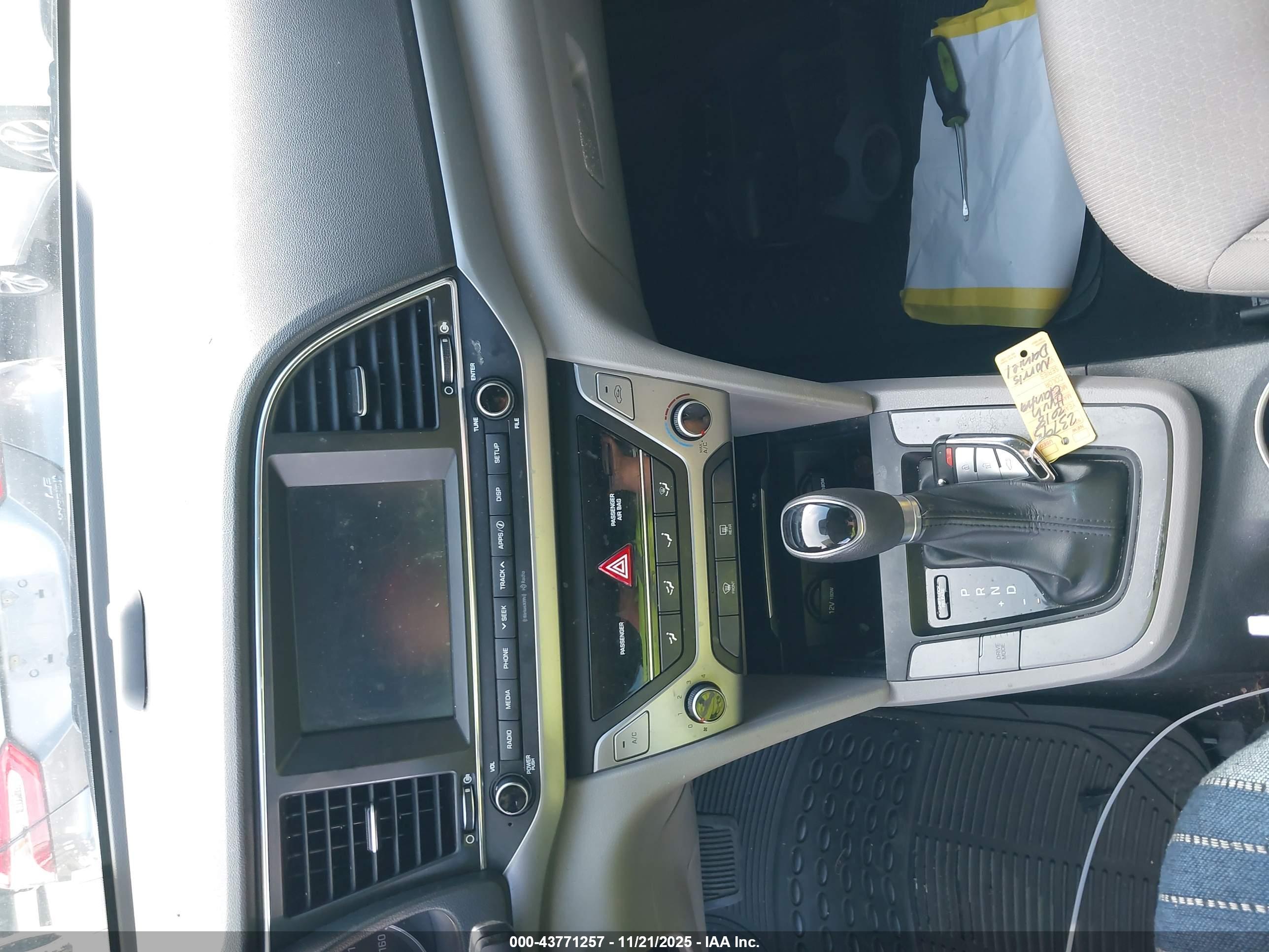 HYUNDAI ELANTRA image 11