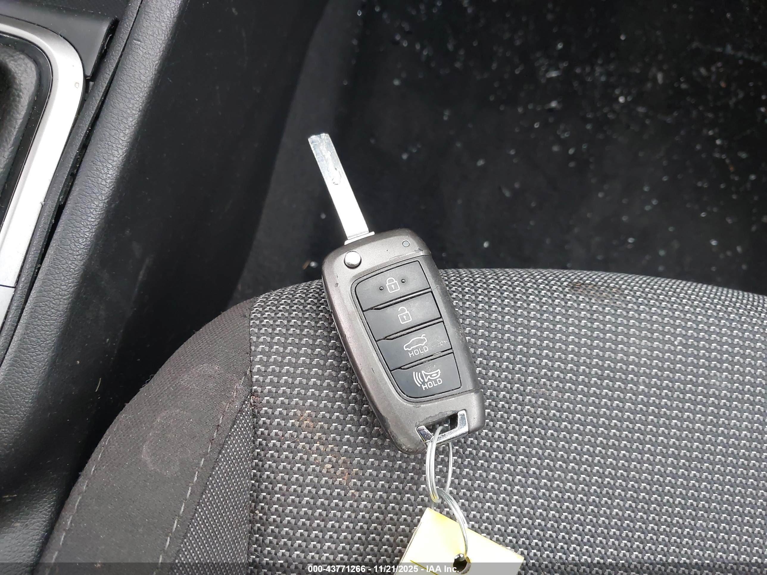 HYUNDAI ACCENT image 11