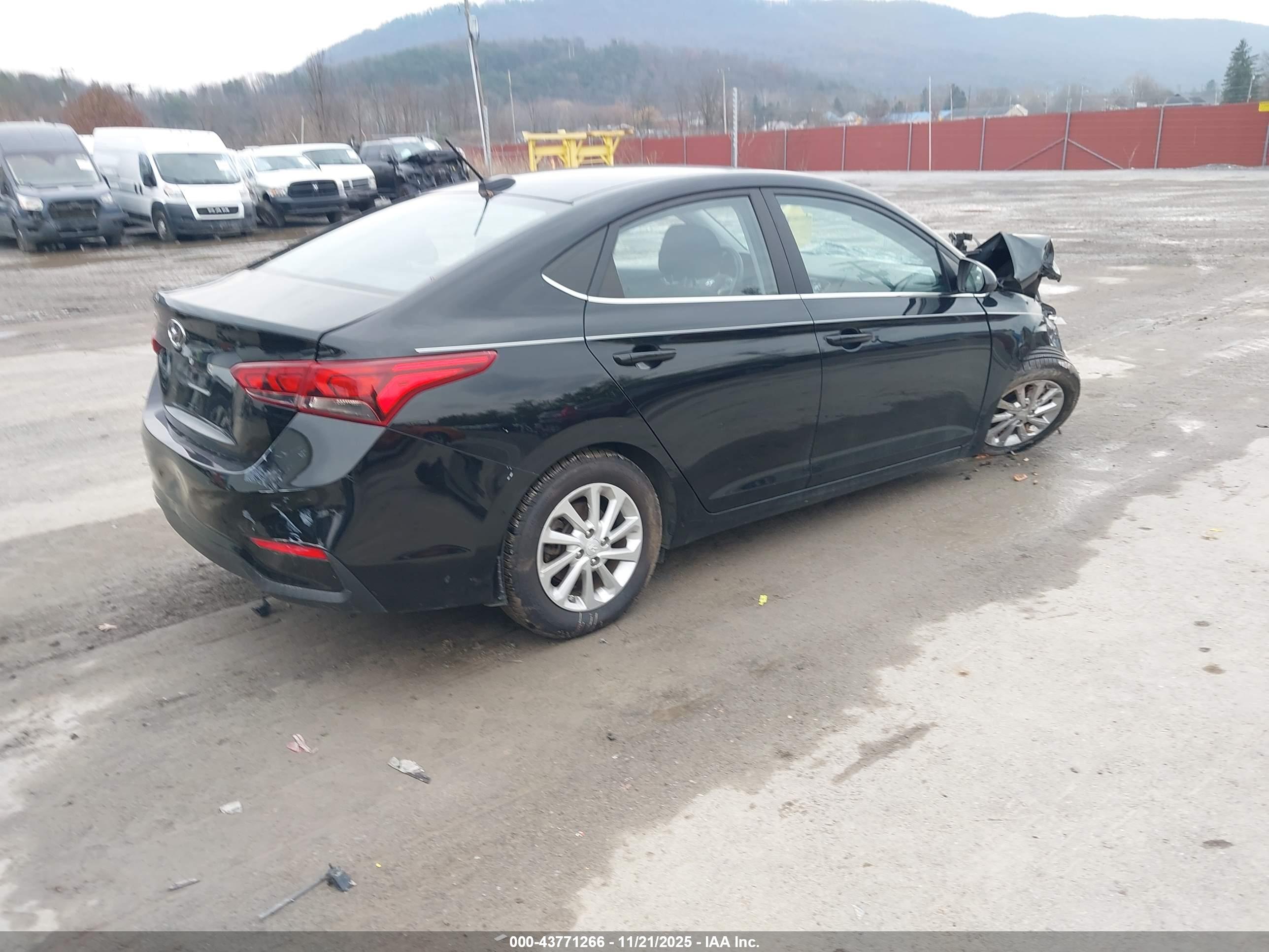HYUNDAI ACCENT image 4