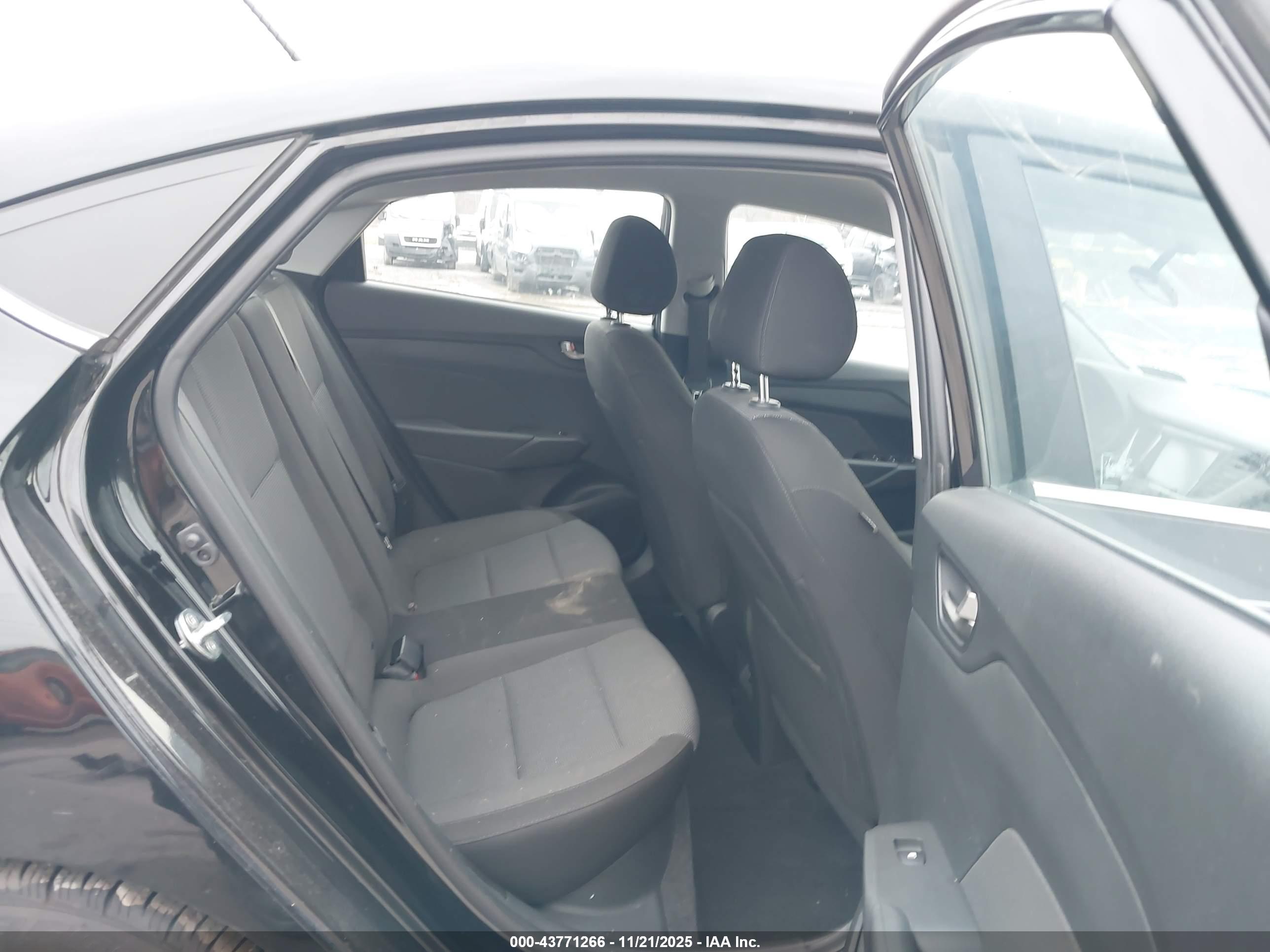 HYUNDAI ACCENT image 8