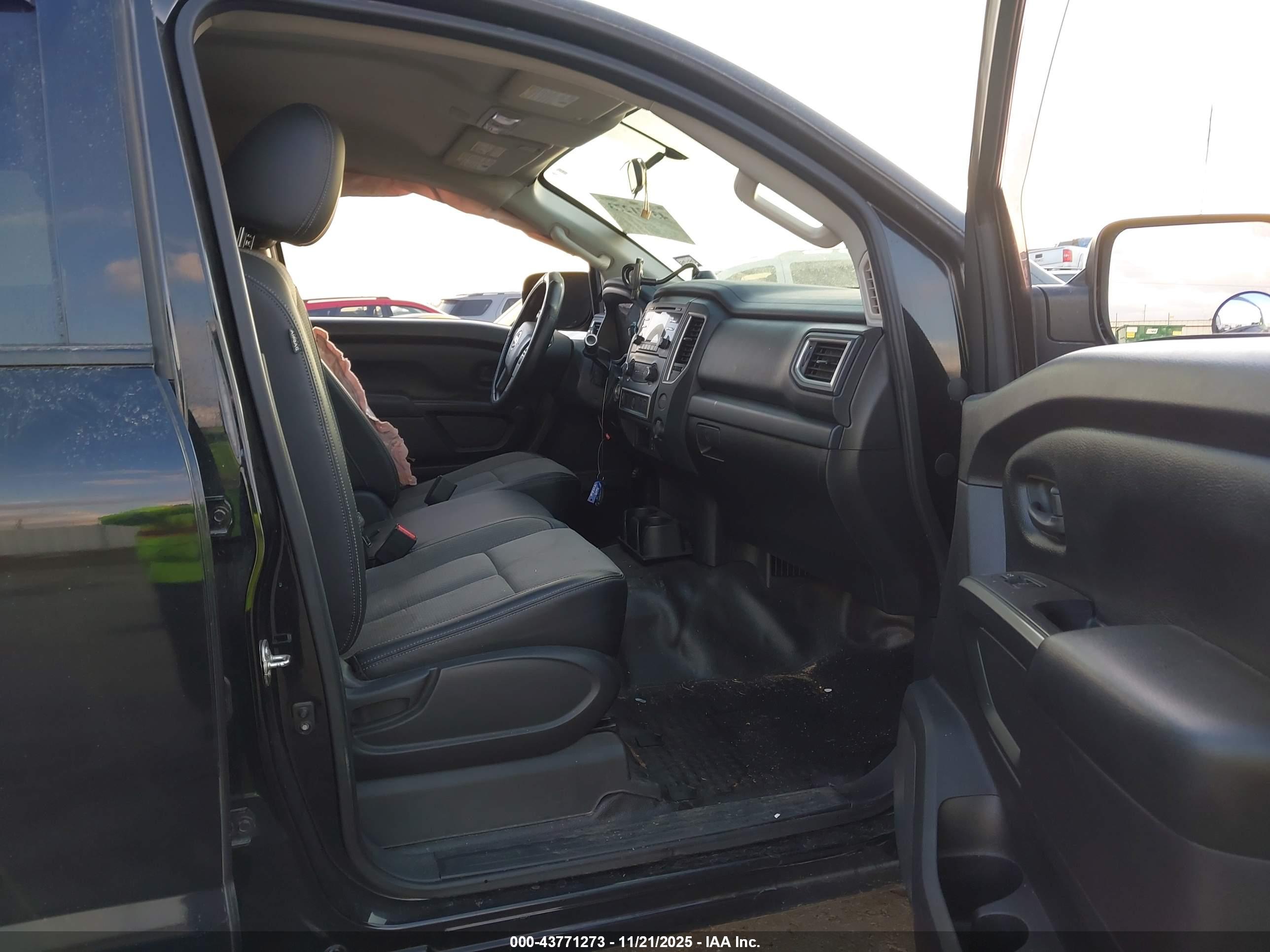 NISSAN TITAN image 5