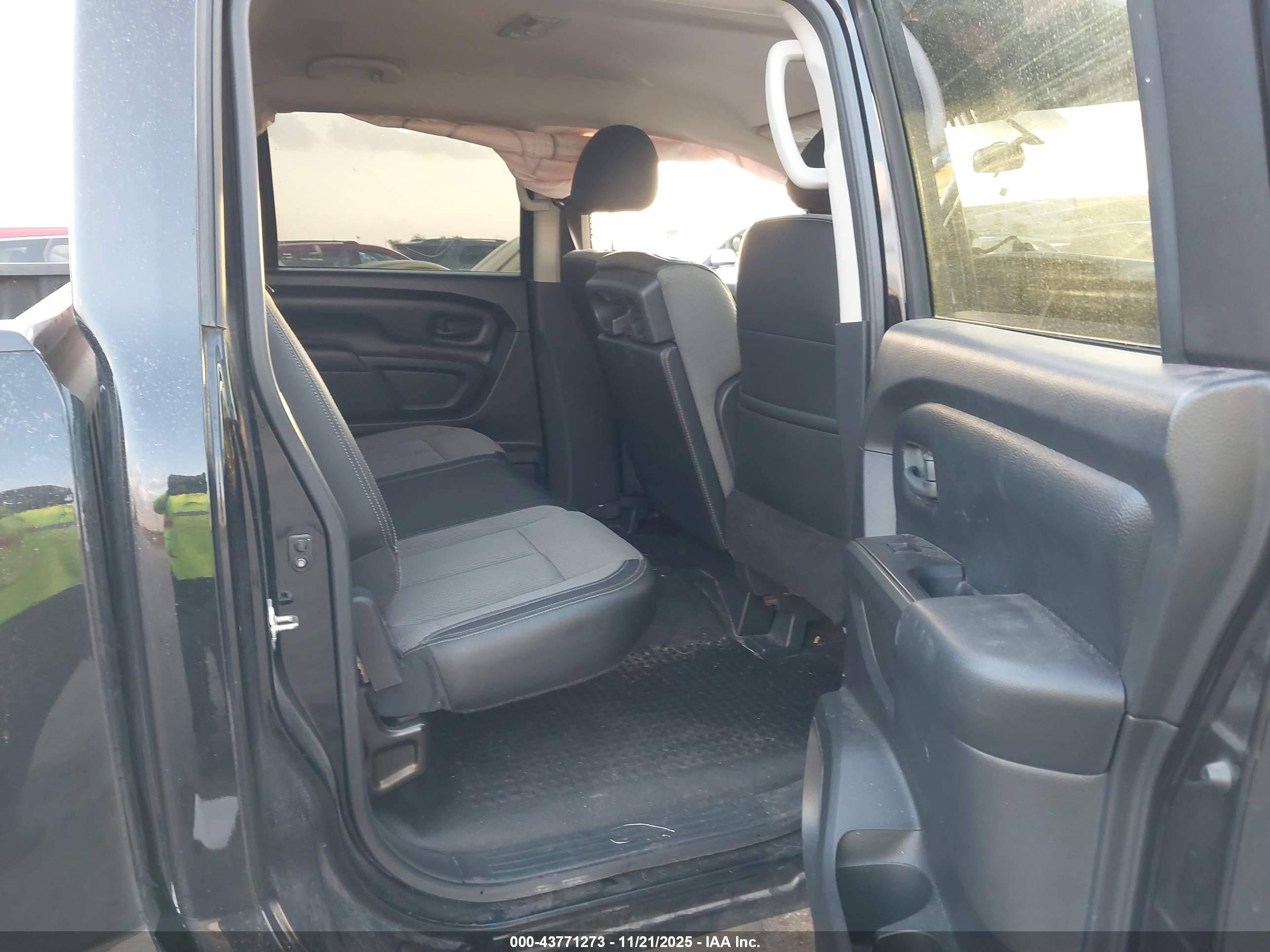NISSAN TITAN image 8