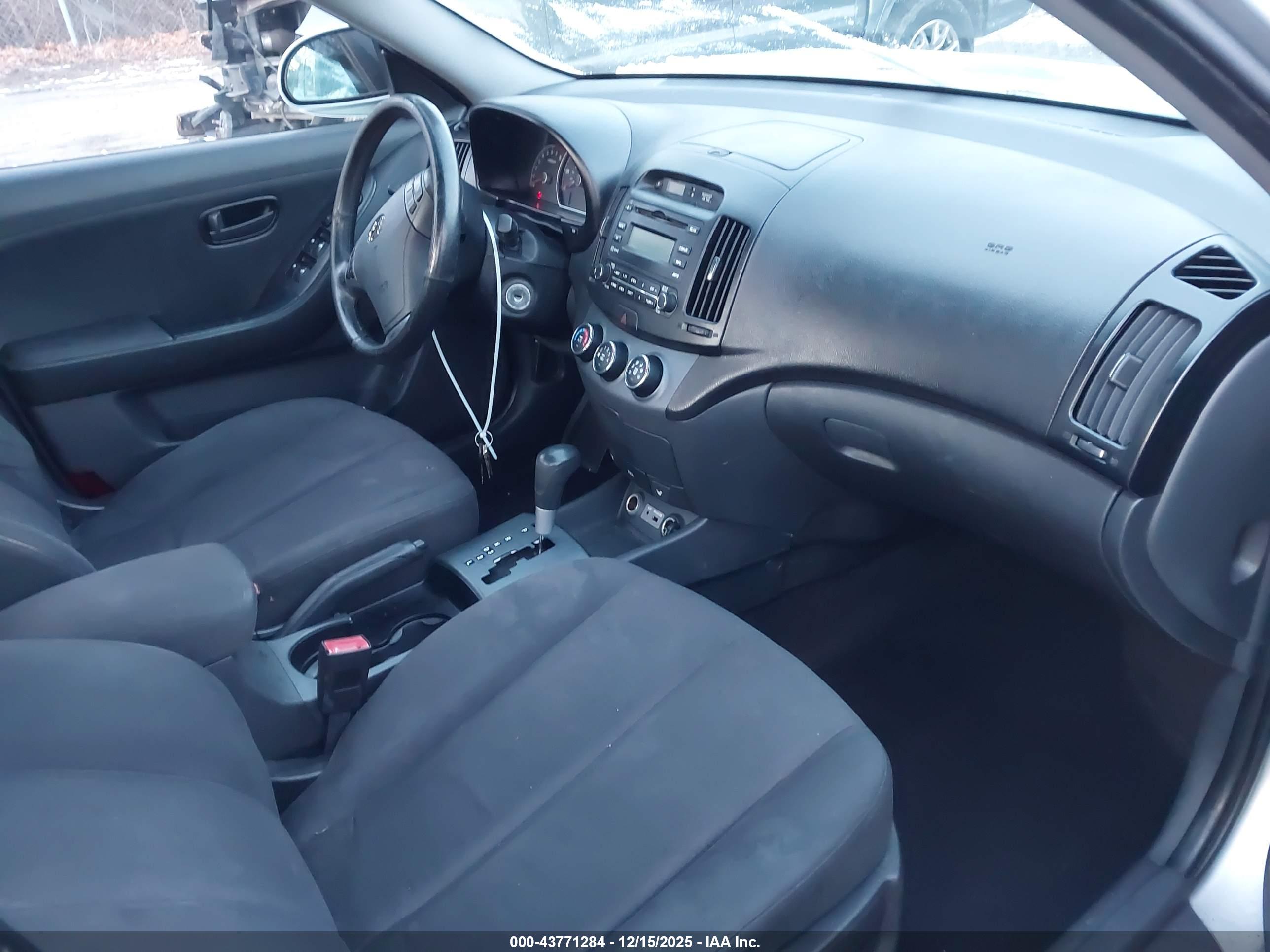 HYUNDAI ELANTRA image 5