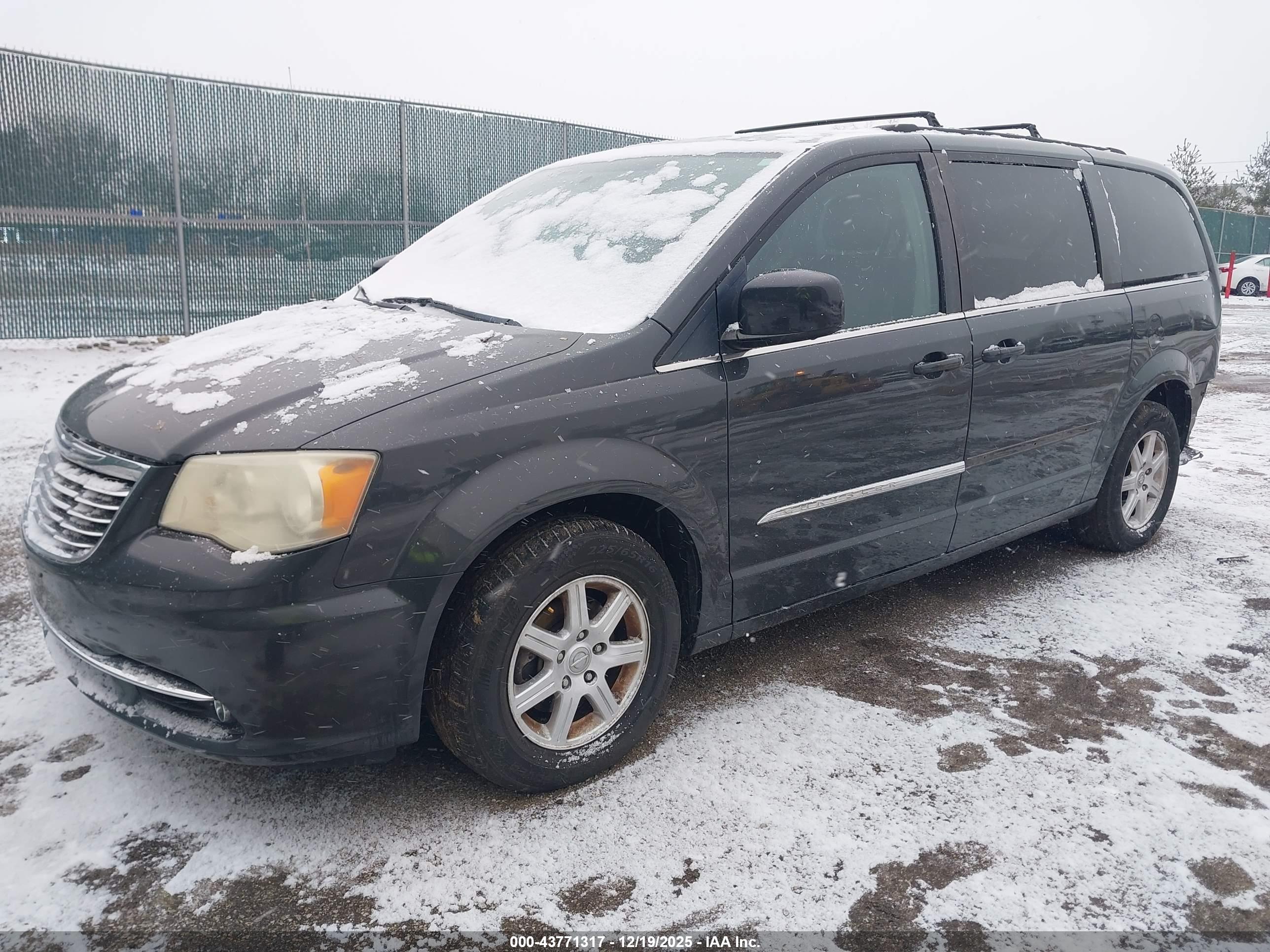 CHRYSLER TOWN image 2