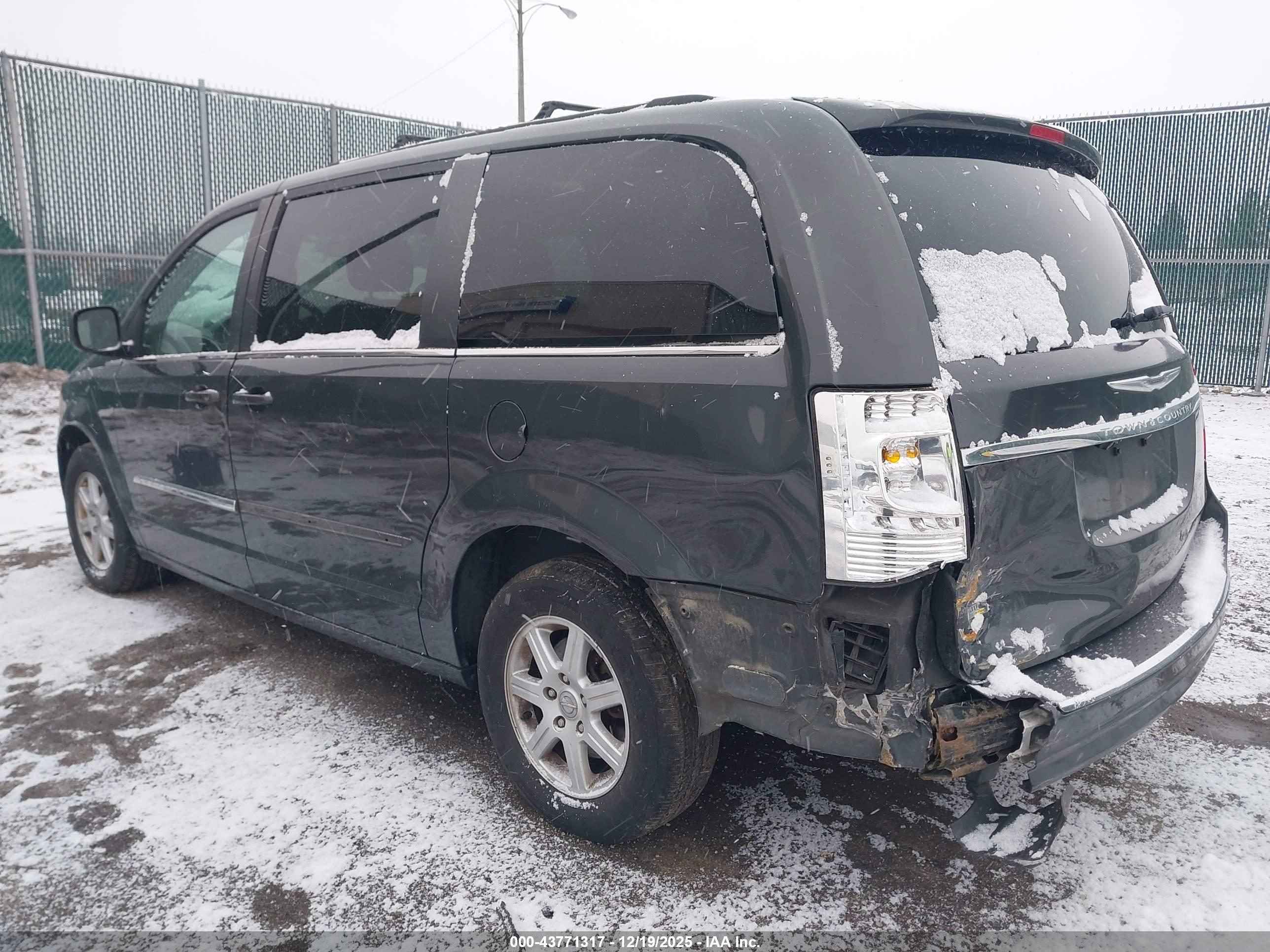 CHRYSLER TOWN image 3
