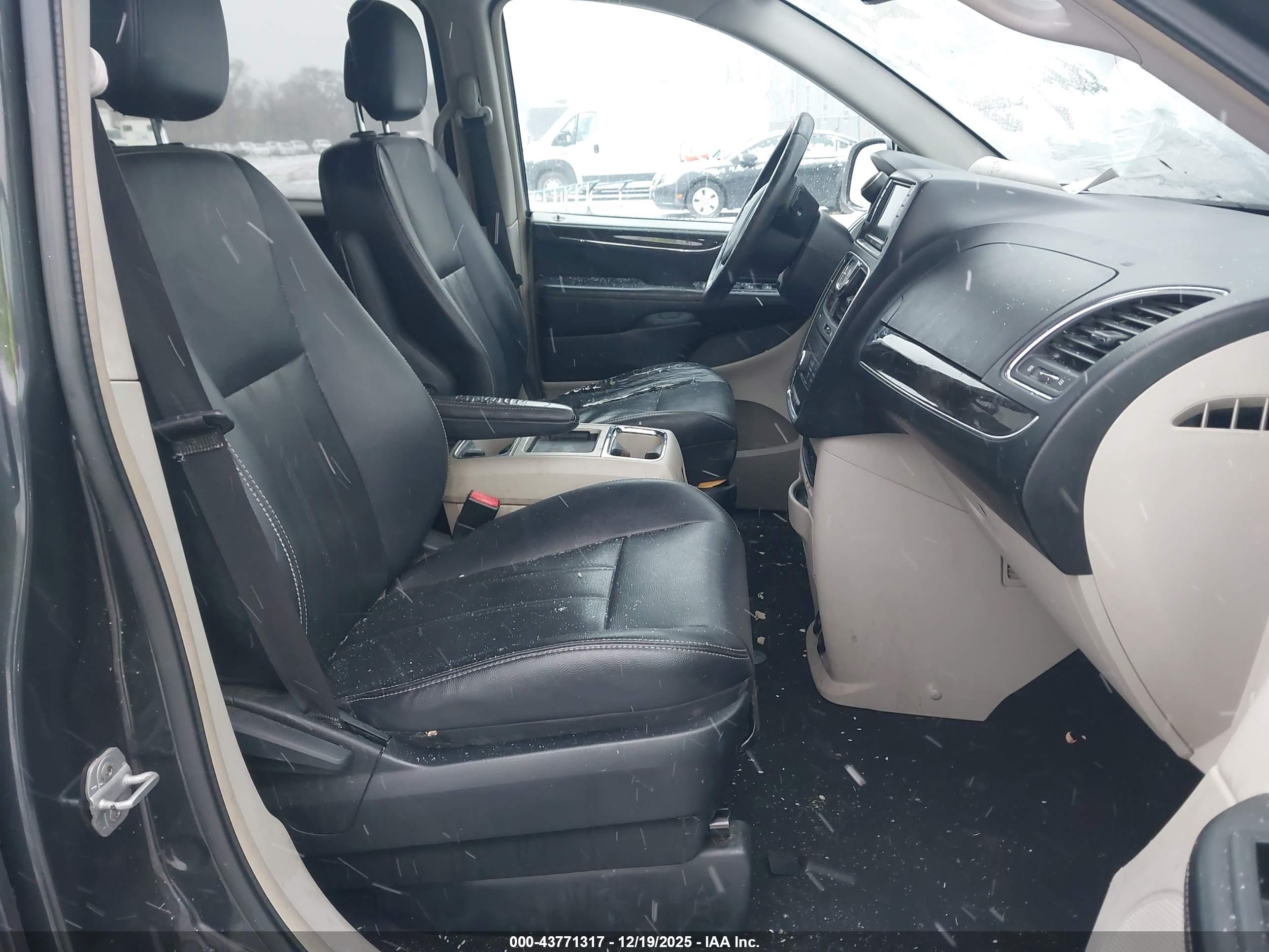 CHRYSLER TOWN image 5