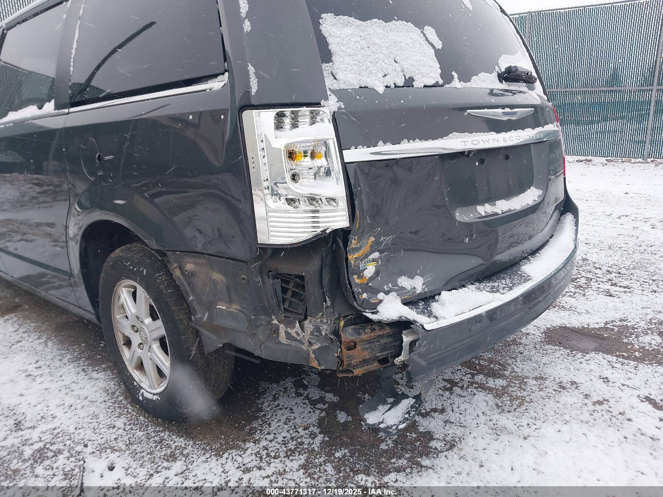 CHRYSLER TOWN image 6