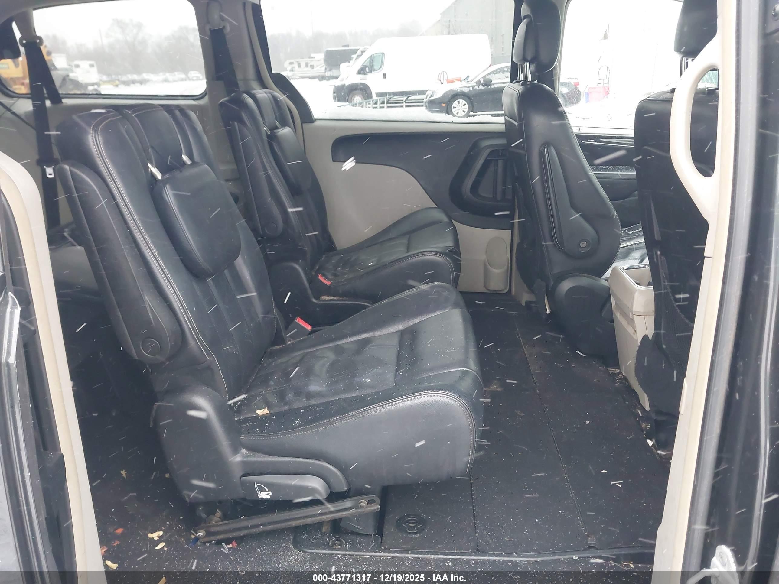CHRYSLER TOWN image 8