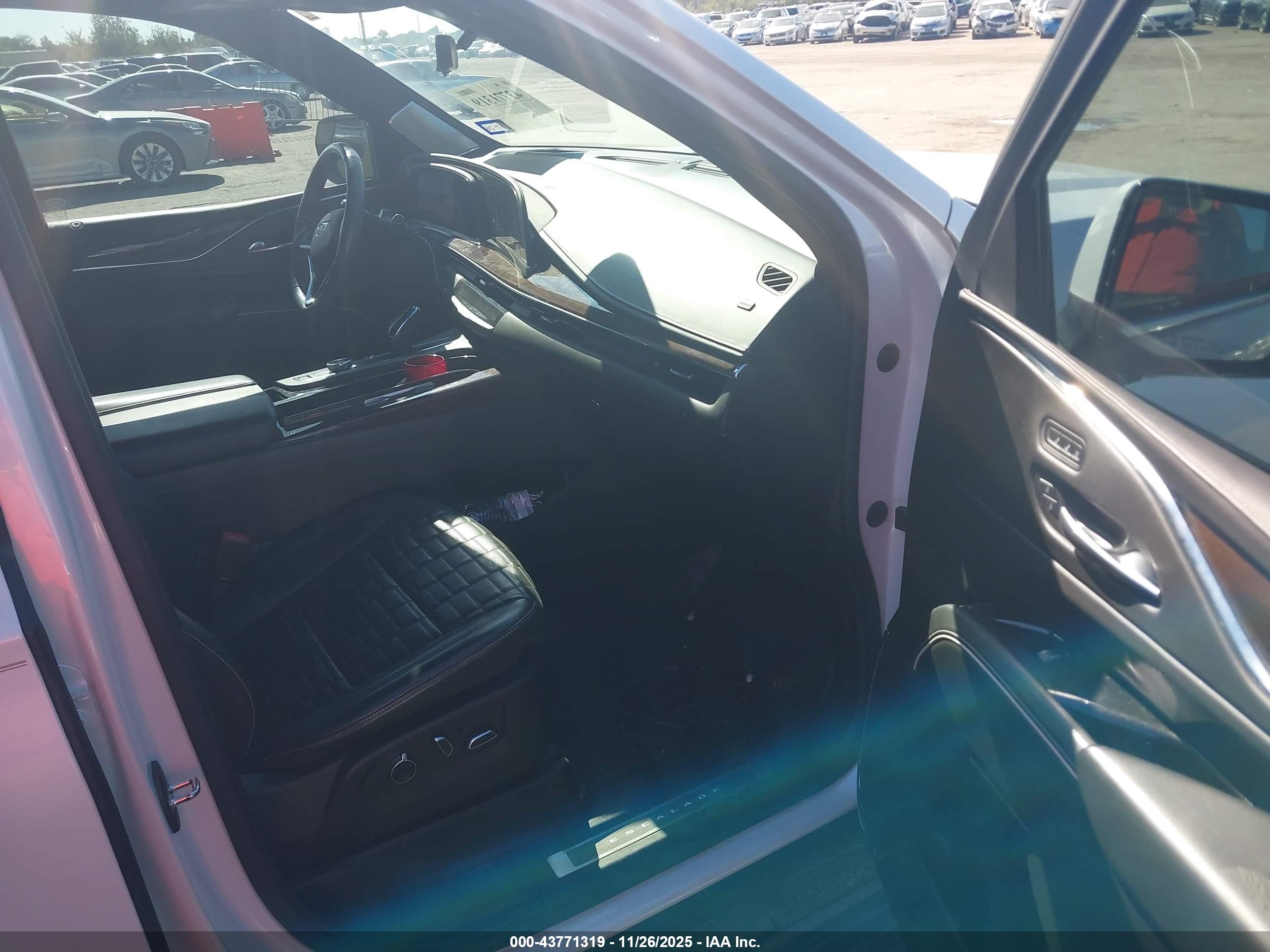 CADILLAC ESCALADE image 5