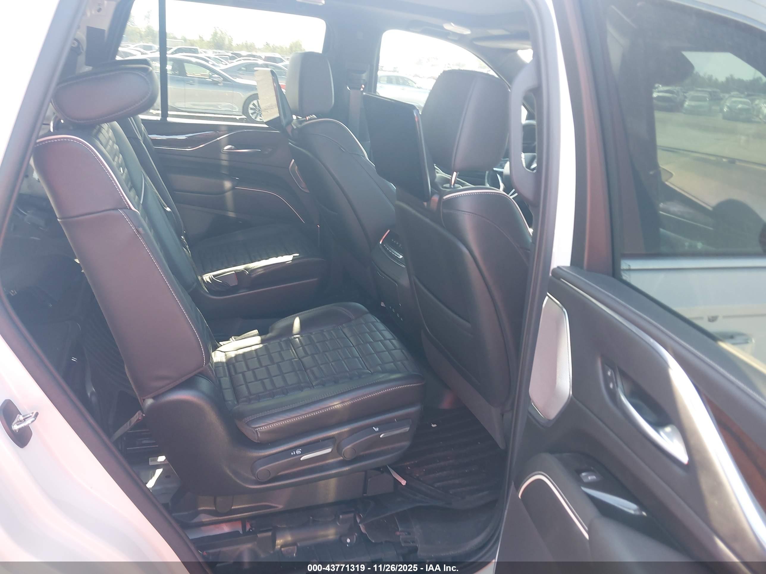 CADILLAC ESCALADE image 8
