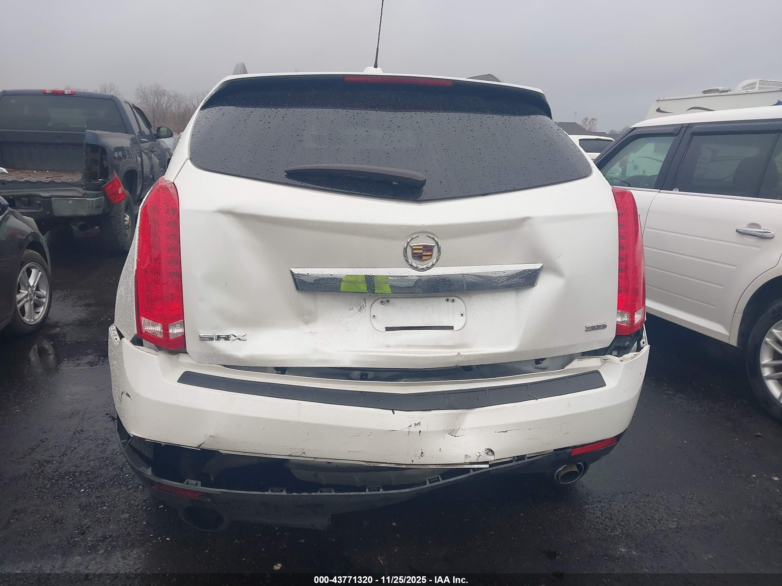 CADILLAC SRX image 6