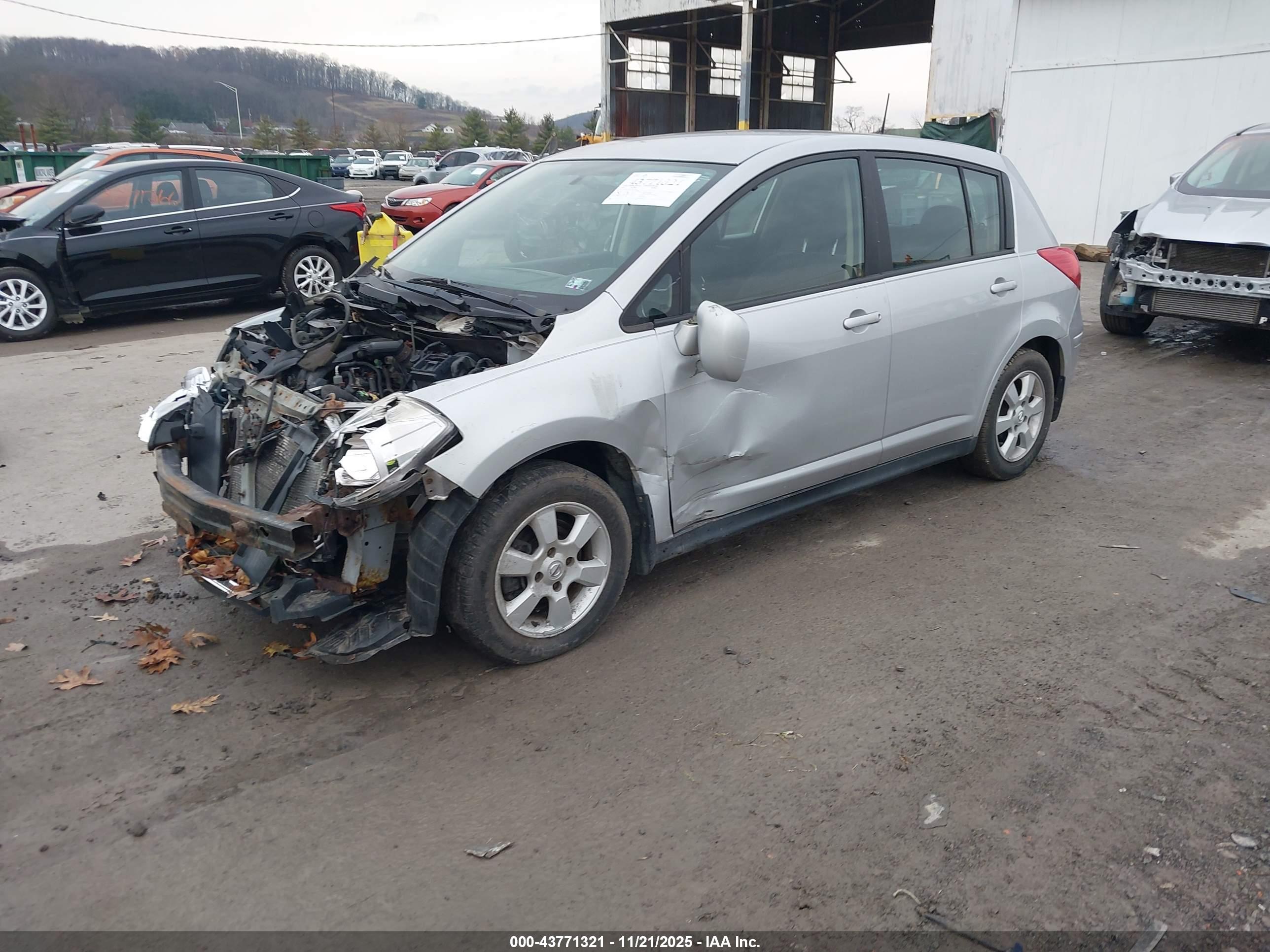 NISSAN VERSA image 2