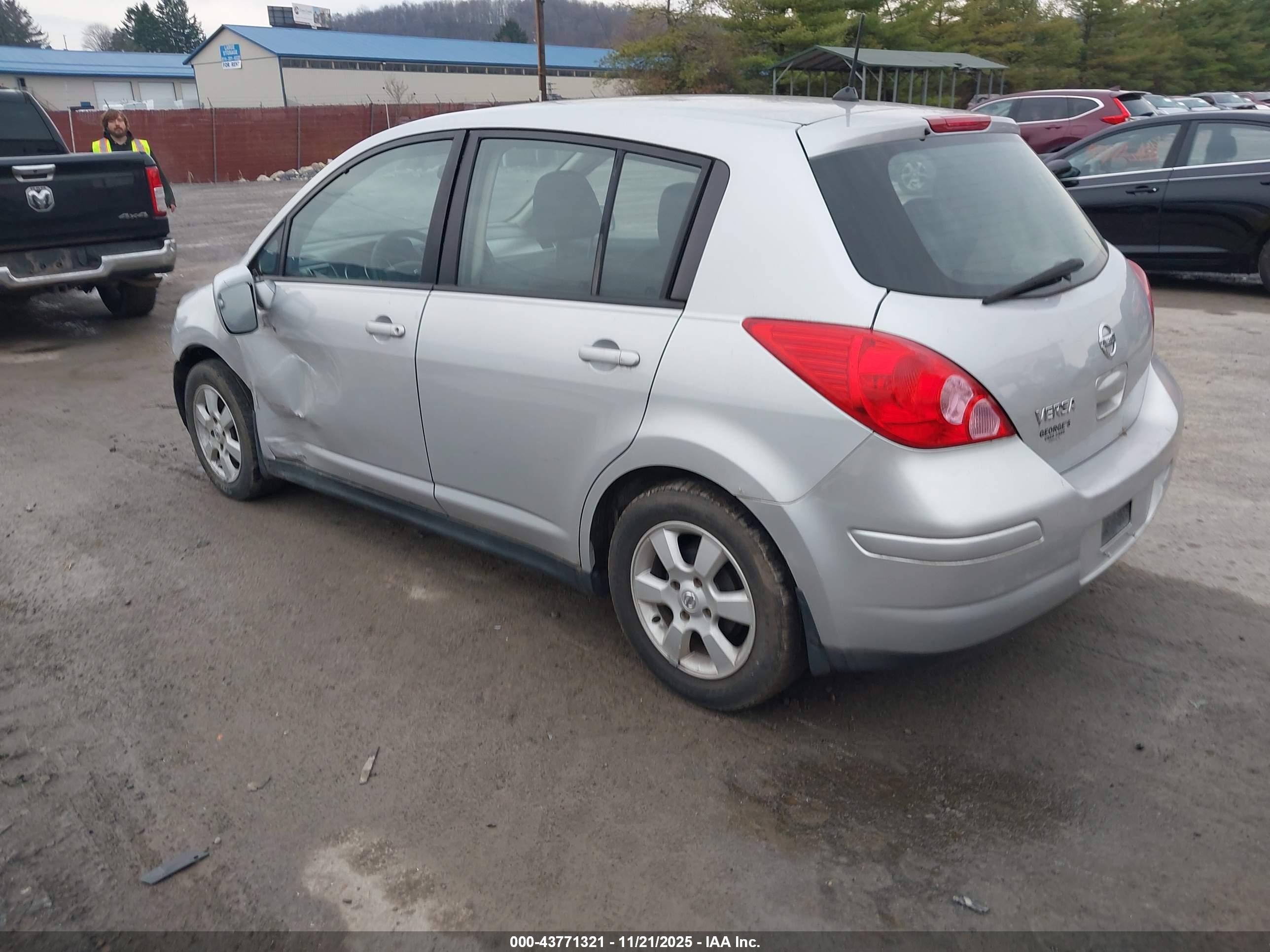 NISSAN VERSA image 3