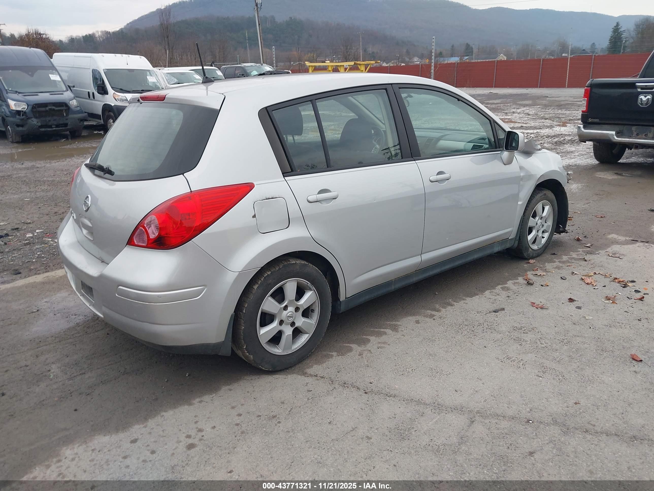 NISSAN VERSA image 4